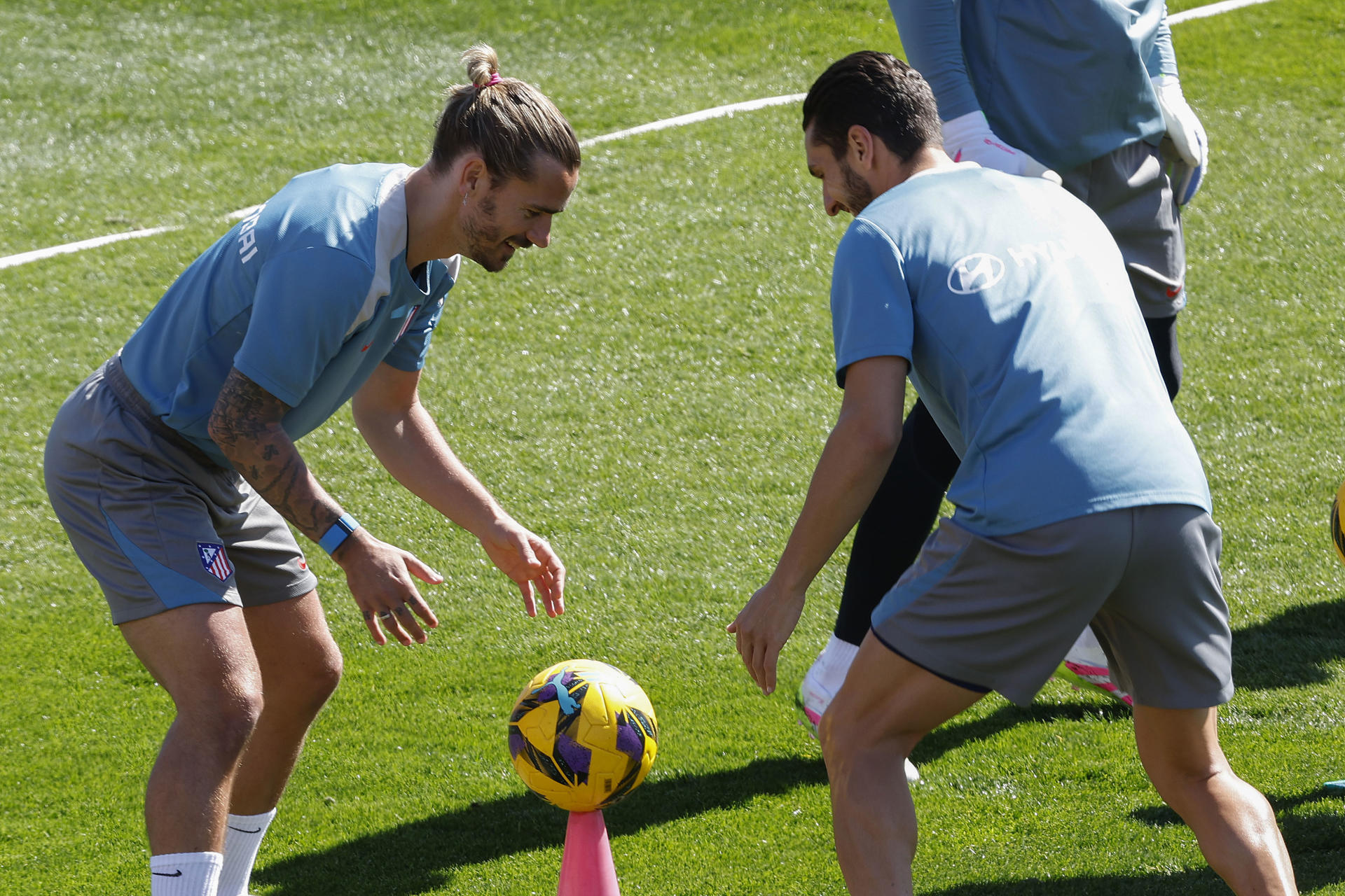 Koke y Griezmann, en un ejercicio del entrenamiento. EFE/J.P.Gandul