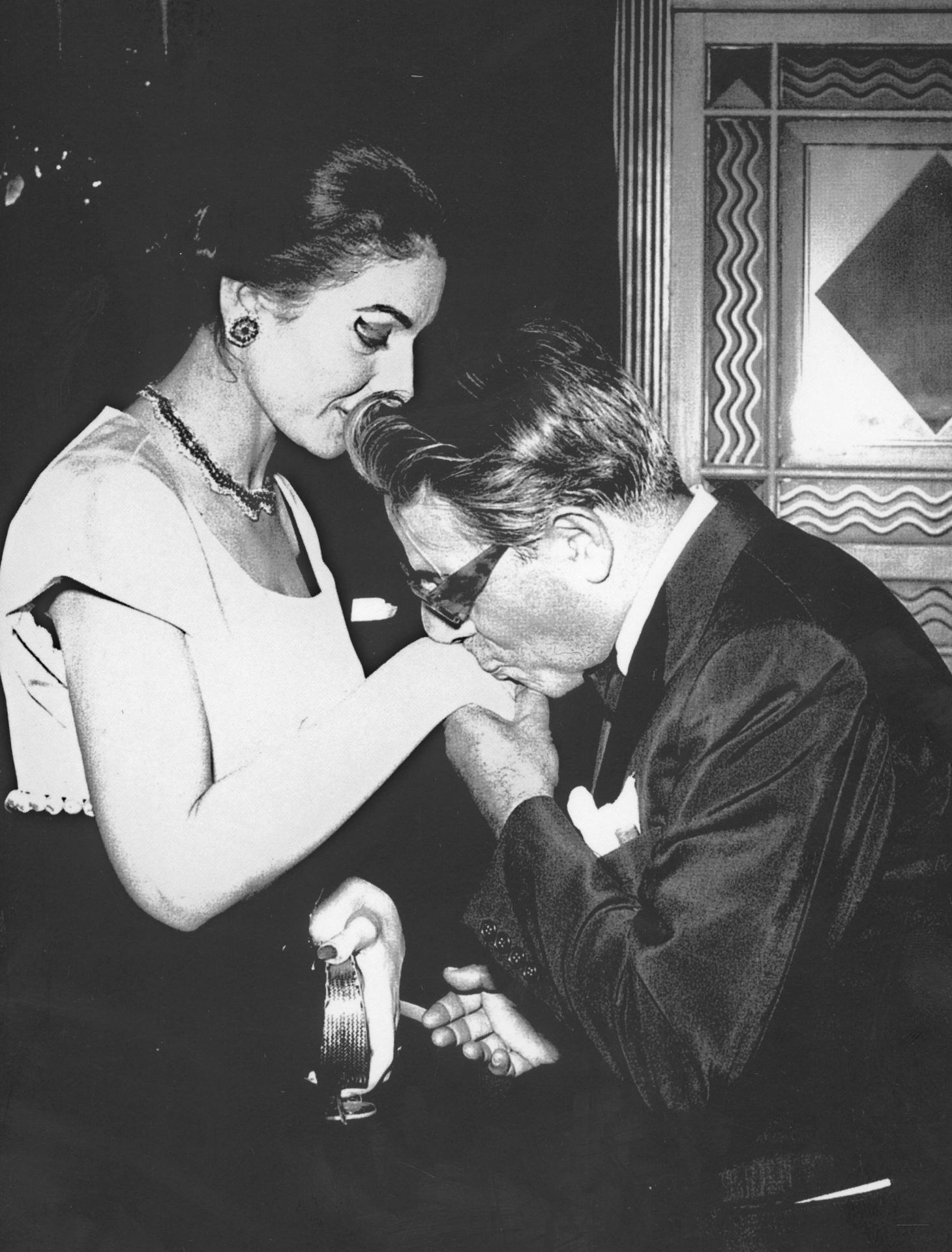El armador griego Aristóteles Onassis despidiendose de la cantante de ópera María Callas, en 1959 Efe Archivo