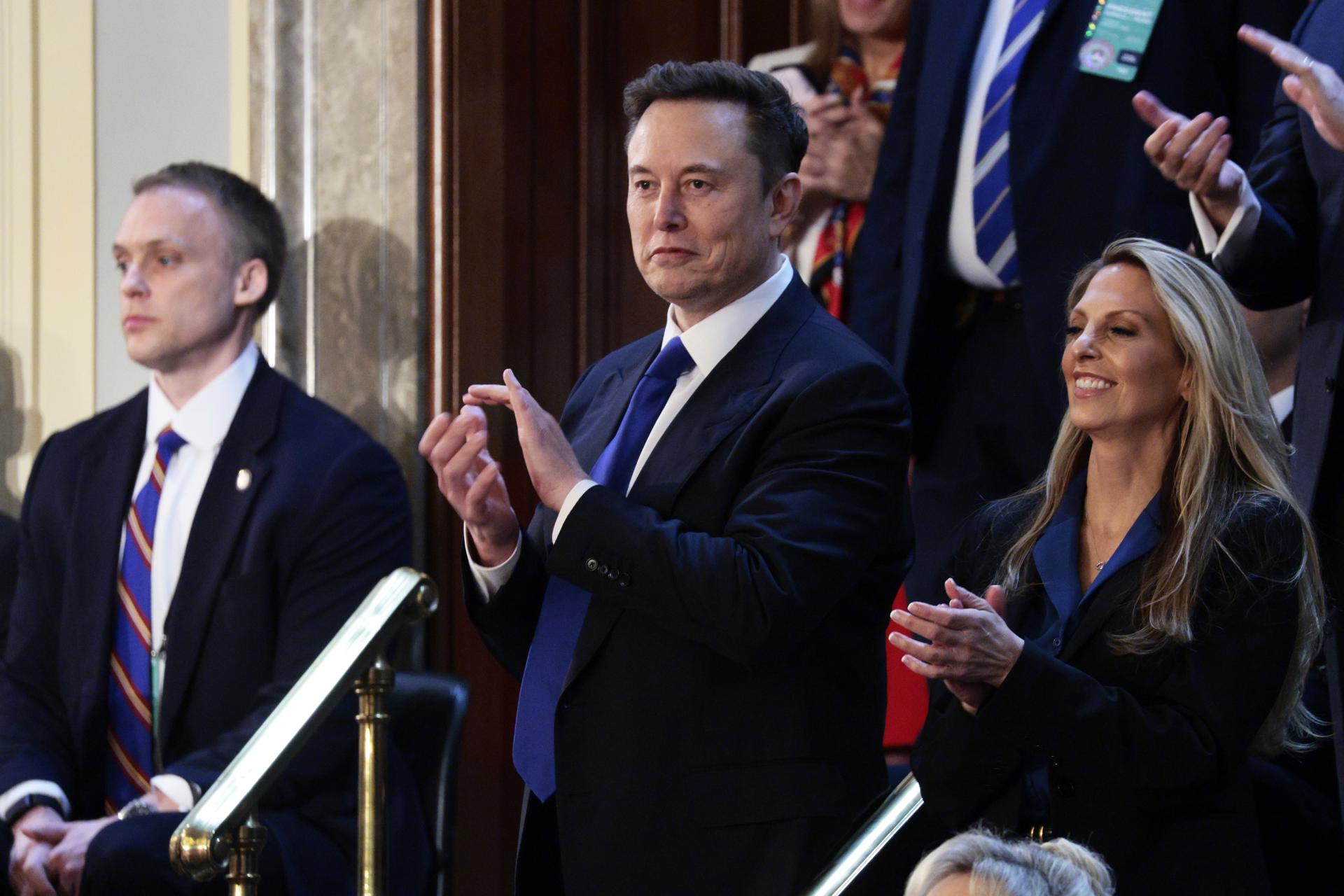 El asesor principal del presidente de Estados Unidos, Elon Musk (c), aplaude durante una sesión conjunta del Congreso de Estados Unidos este miércoles, en la Cámara de Representantes del Capitolio en Washington (Estados Unidos). EPA/EFE/ Shawn Thew