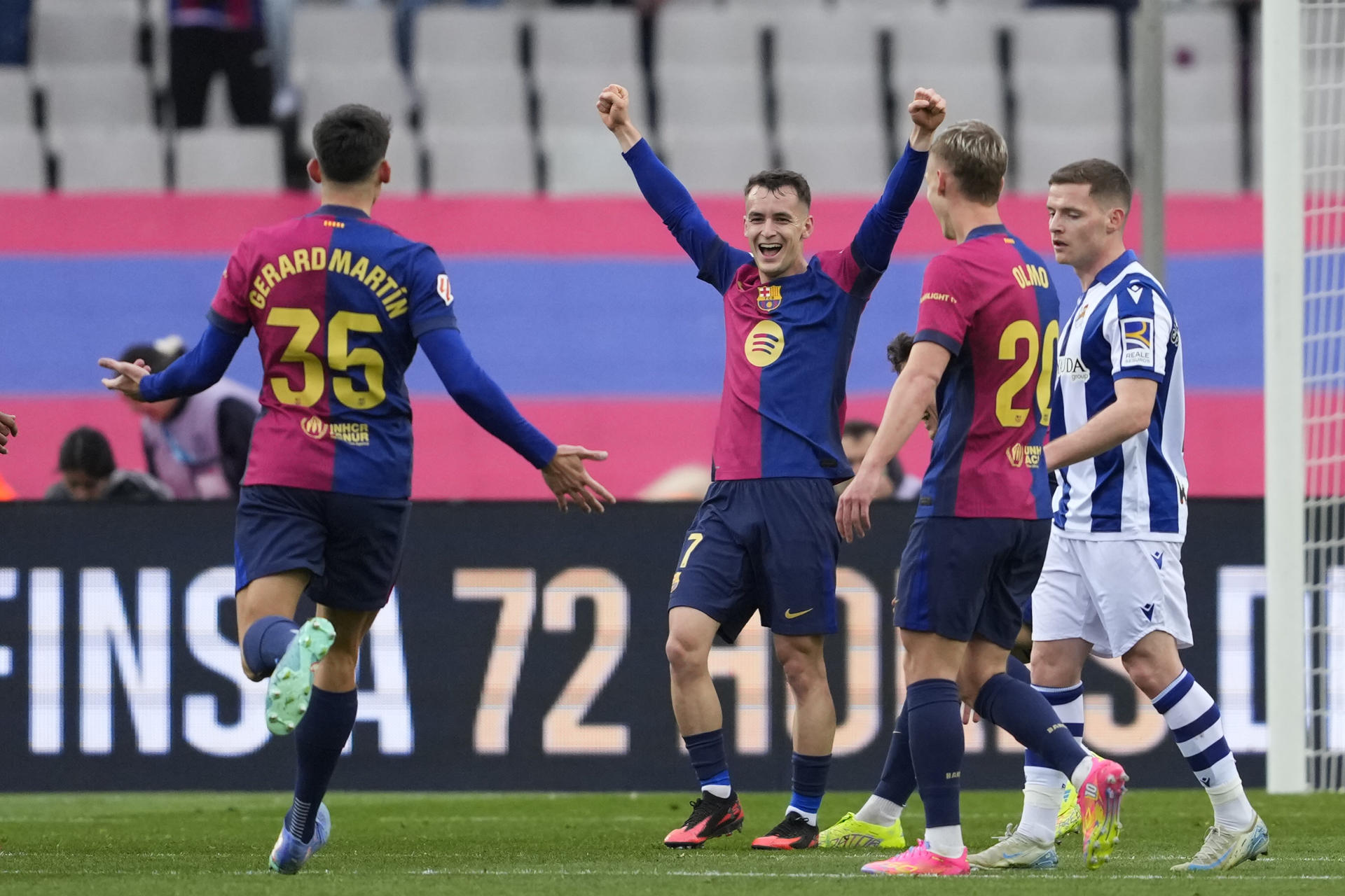 El centrocampista del FC Barcelona Marc Casadó (c) celebra con sus compañeros tras marcar el 2-0 durante el partido de LaLiga EA Sports entre FC Barcelona y Real Sociedad, este domingo en el estadio Olímpico de Montjuic de Barcelona. EFE/ Alejandro García