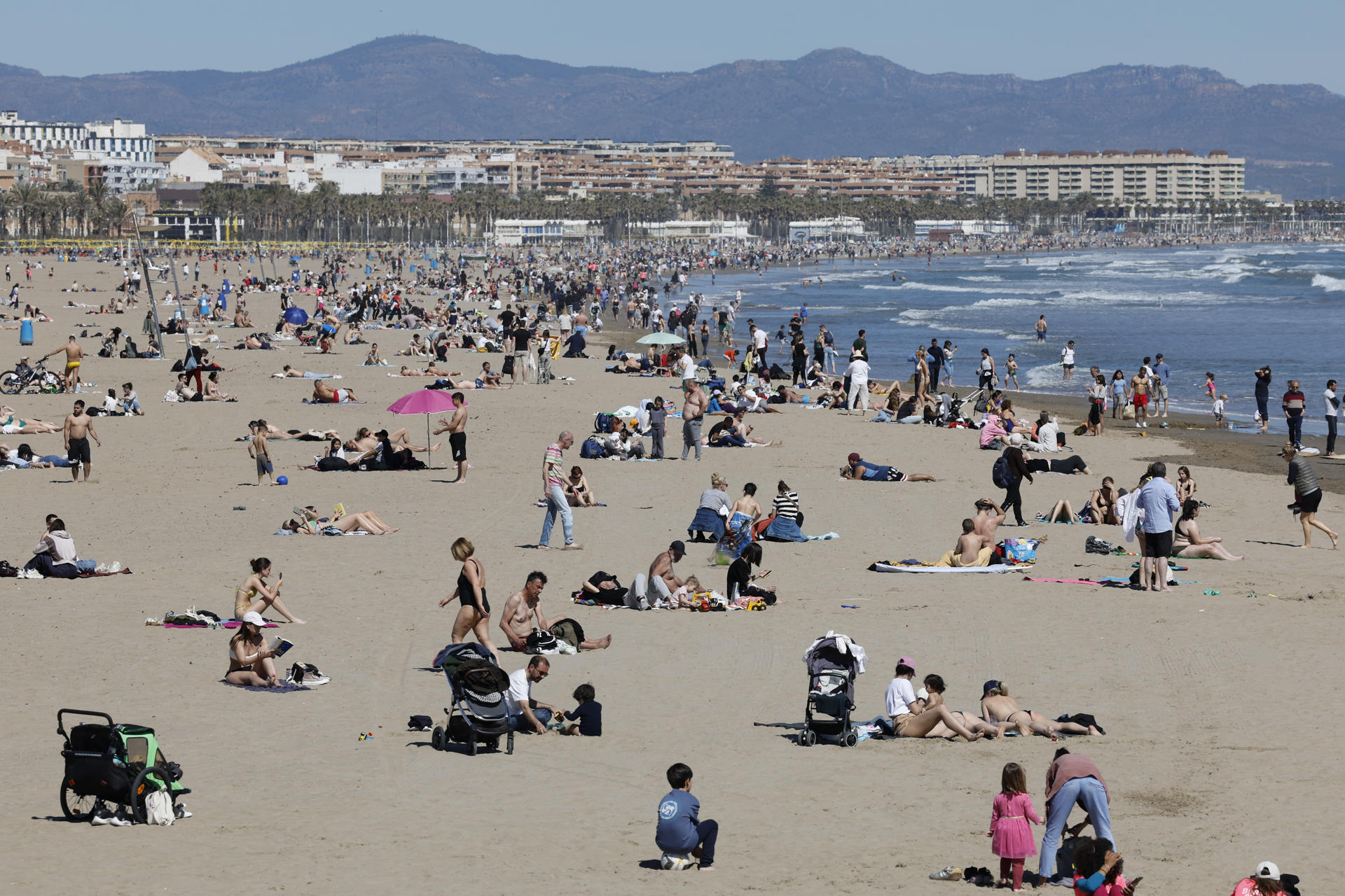 La playa de las Arenas de Valencia ha congregado este domingo a un gran número de visitantes que, aprovechando el ascenso de las temperaturas y los cielos despejados. EFE/ Ana Escobar
