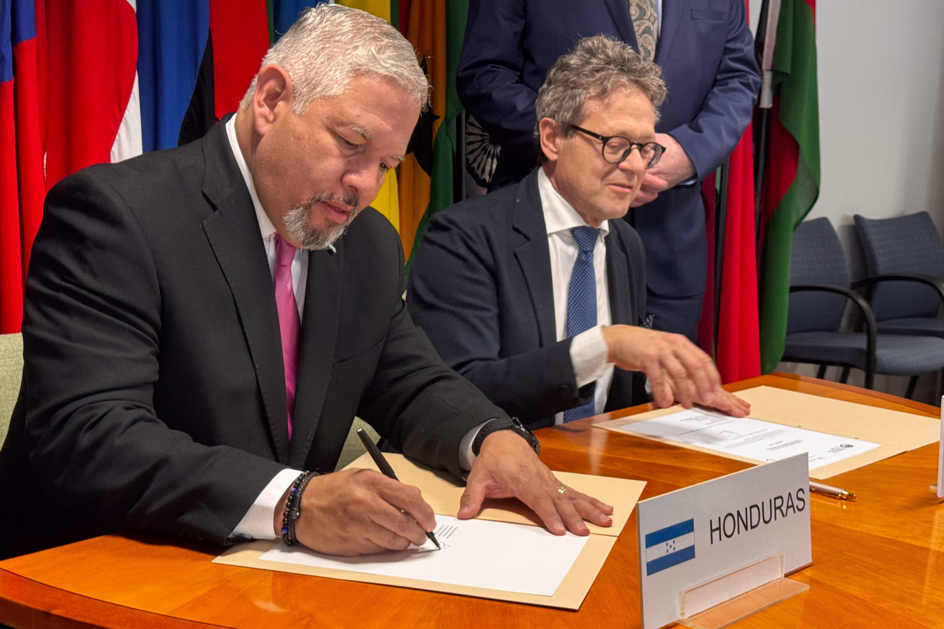 El Secretario de Relaciones Exteriores y Cooperación Internacional del Gobierno de Honduras, Eduardo Enrique Reina (i), y el jefe de Operaciones de la OIC, Gerardo Patacconi (d), fueron registrados este viernes, 28 de marzo, al firma de la adhesión de Honduras al Acuerdo Internacional del Café, en la sede de la Organización Internacional del Café (OIC), en Londres. EFE/Raúl Bobé.