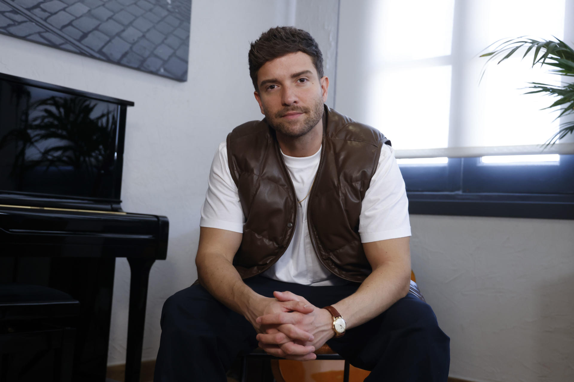 El músico Pablo Alborán durante una entrevista con la Agencia Efe con motivo de la presentación de su sencillo 'Clickbait', del que será su próximo disco y en el que, además de probar un giro en su estilo musical habitual, condena los vicios del mal periodismo. EFE/ Blanca Millez
