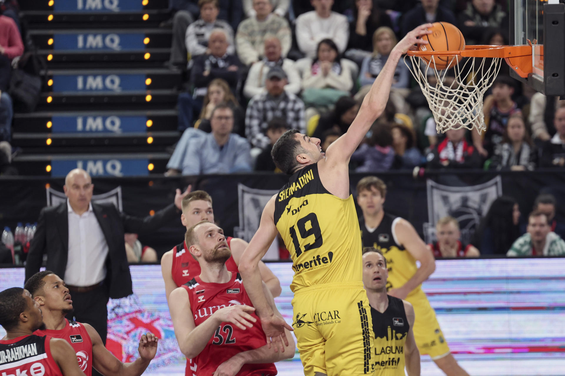 El pívot georgiano del La Laguna Tenerife Giorgi Shermadini (c-d) supera al pívot islandés del Bilbao Tryggvi Hlinason (c-i) durante el partido de Liga Endesa de baloncesto que se disputó en el Bilbao Arena. EFE/ Luis Tejido