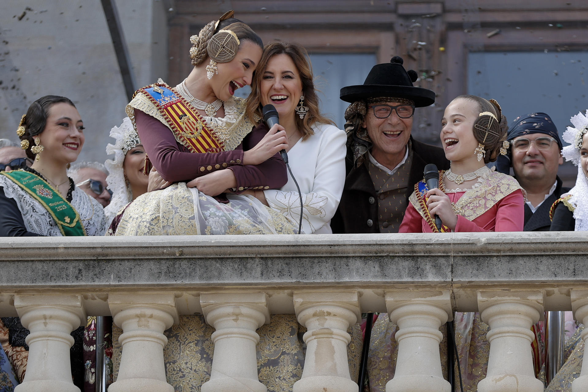 La alcaldesa de Valencia, María José Catalá, y las falleras mayores dan inicio a la última mascletà de las Fallas 2025 disparada este miércoles a cargo de Pirotecnia FX Caballer, de Moncada (Valencia). EFE/Manuel Bruque