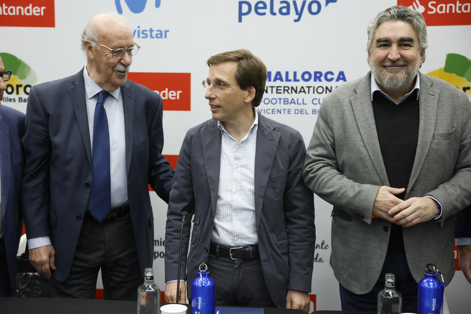El secretario de Estado para el Deporte, José Manuel Rodríguez Uribes (d) junto al exseleccionador español Vicente del Bosque (i) y el alcalde de Madrid, José Luis Martínez Almeida (c), durante la presentación del Campus de verano del técnico. EFE/ Juan Carlos Hidalgo