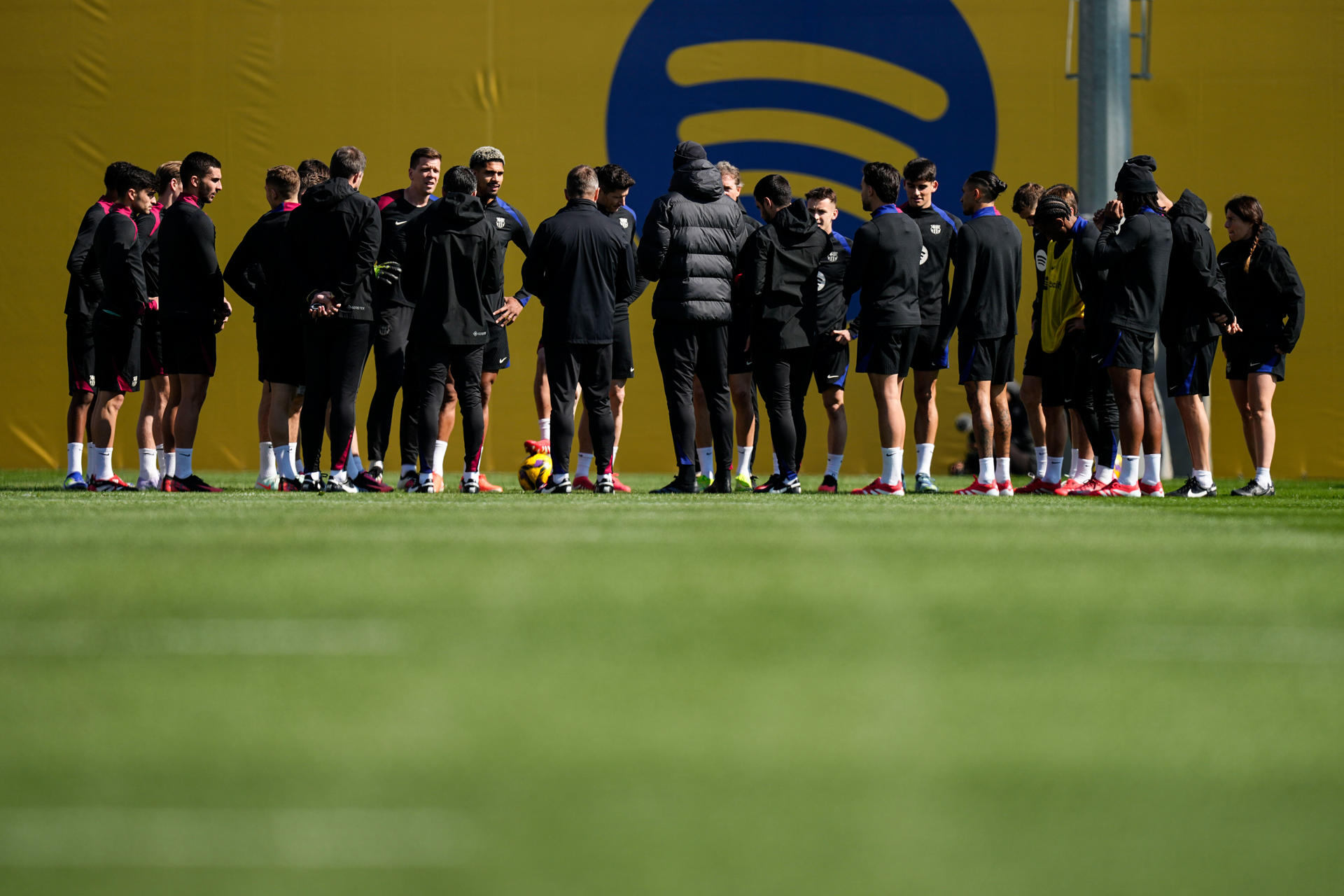 Entrenamiento del FC Barcelona en las instalaciones de la Ciudad Deportiva Joan Gamper este sábado. El combinado se enfrenta mañana al Atlético de Madrid en un partido de LaLiga que se disputará en el campo del Atlético, en Madrid. EFE/ Enric Fontcuberta