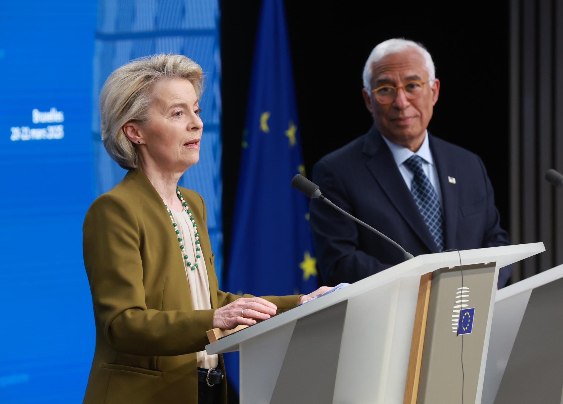 La presidenta de la Comisión Europea, Ursula von der Leyen, y el presidente del Consejo Europeo, Antonio Costa, durante la conferencia de prensa final en la cumbre del Consejo Europeo en Bruselas, Bélgica, el 20 de marzo de 2025. EFE/EPA/OLIVIER HOSLET