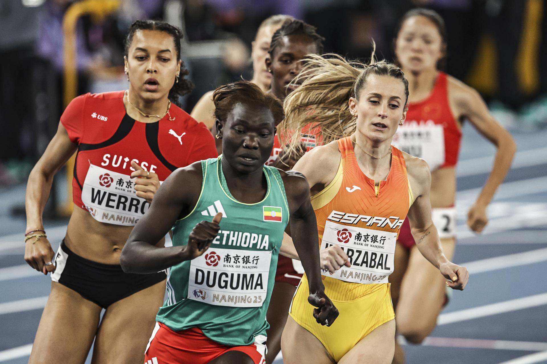 Lorea Ibarzabal (d) en la serie de 800 m junto a  la suiza Audrey Werro y la etíope Tsige Duguma, durante los Mundiales de Atletismo de Nanjing, China. EFE/EPA/ANDRES MARTINEZ CASARES