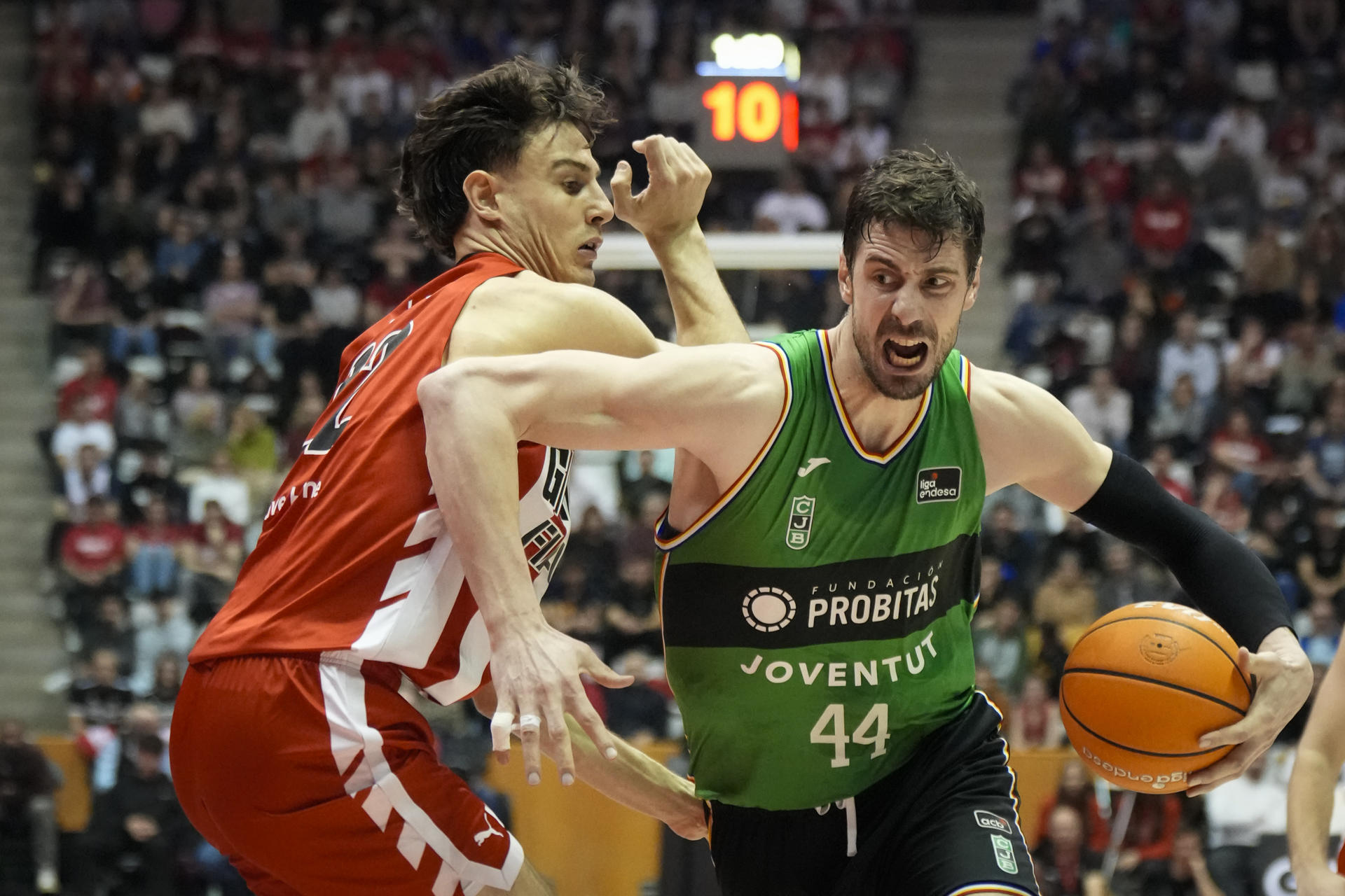 El pívot croata del Joventut Ante Tomic (d) se escapa de Francisco Caffaro, del Girona, durante el partido de la Liga Endesa entre el Basquet Girona y Joventut Badalona, este sábado en el pabellón de Fontajau. EFE/David Borrat.
