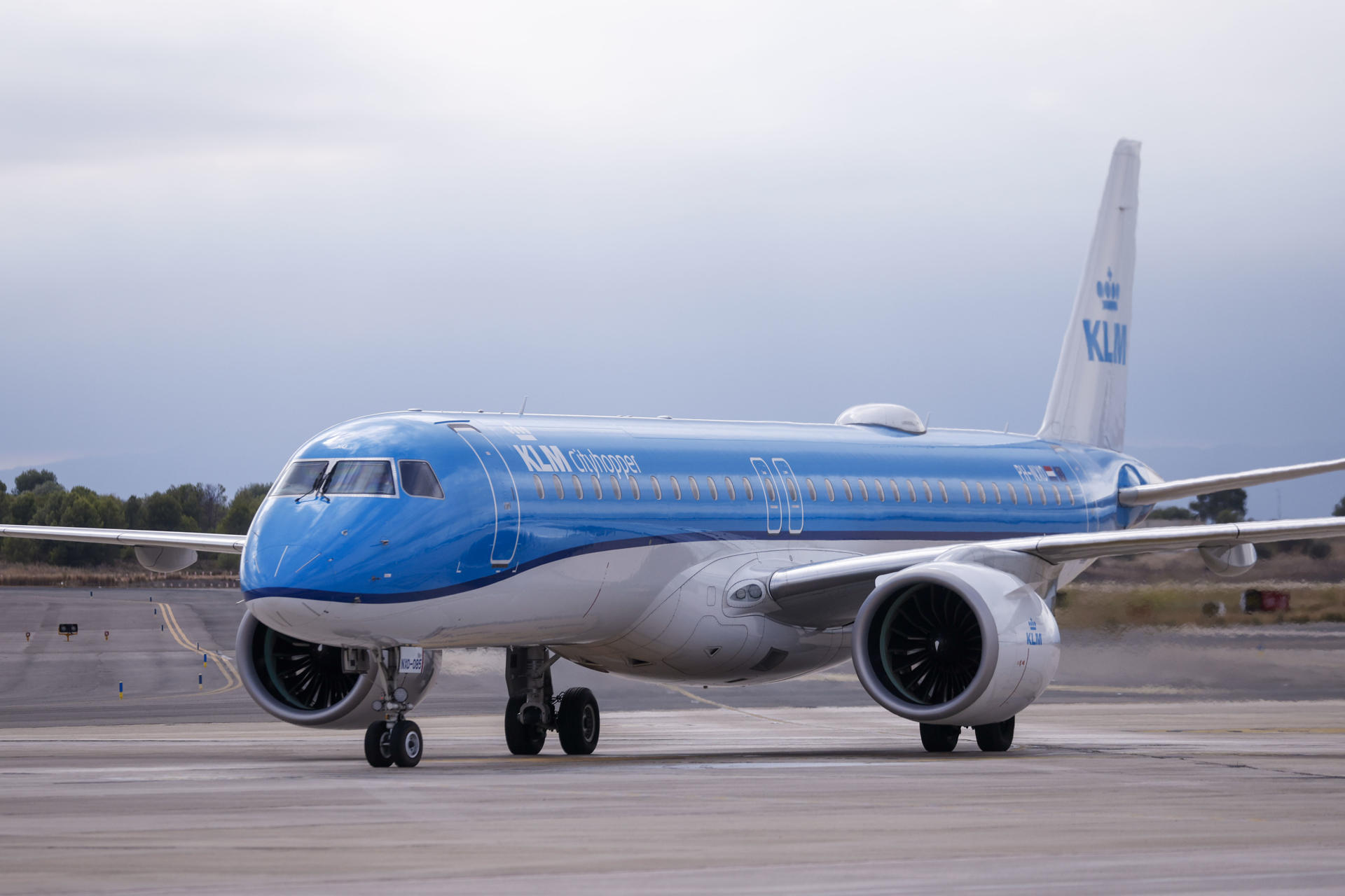 Fotografía de archivo en donde se ve un avión Embraer 195-E2 de KLM. EFE/Kai Forsterling