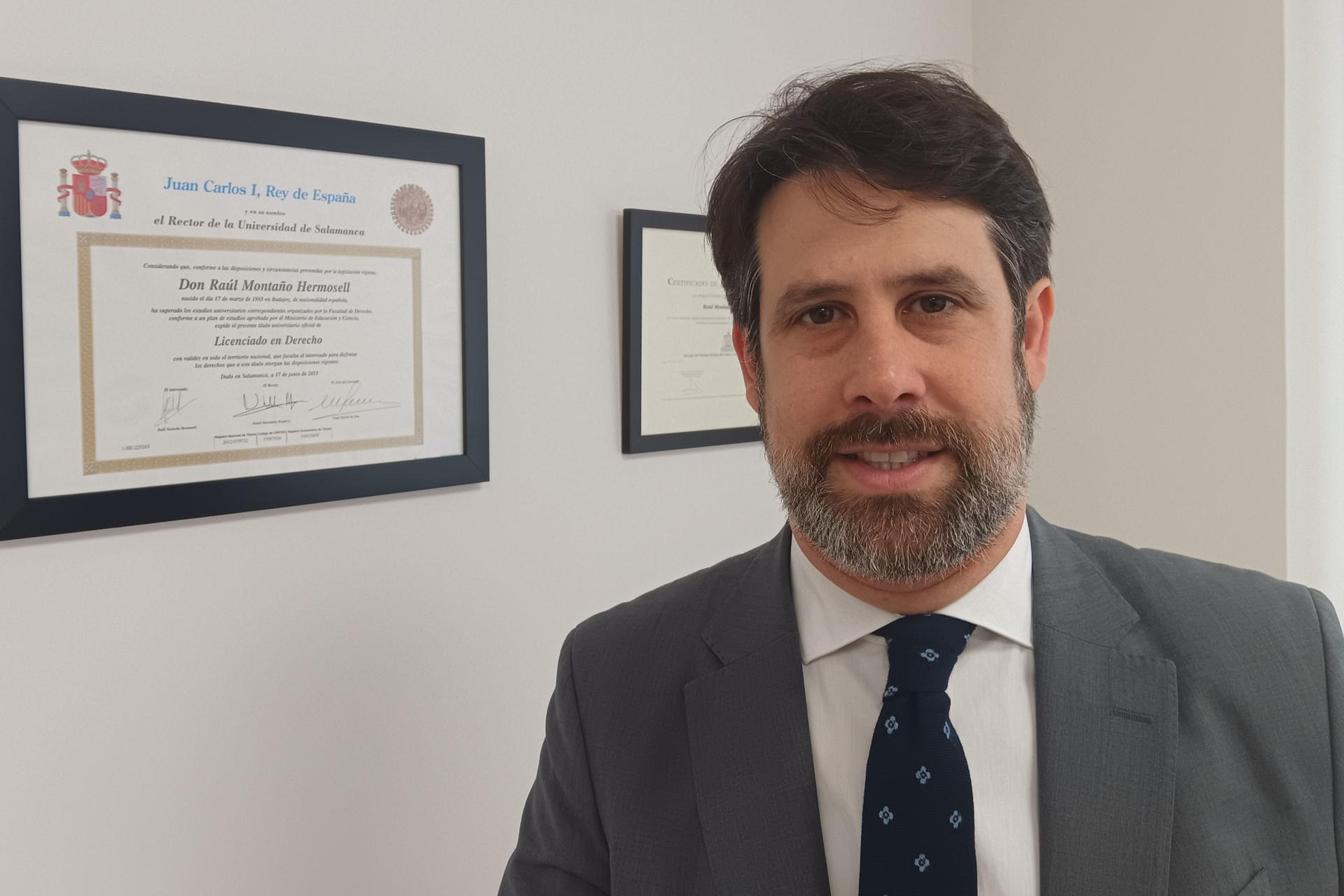 El abogado de la familia de la educadora asesinada en una vivienda tutelada en Badajoz, Raúl Montaño, durante una entrevista con la agencia EFE en Badajoz. EFE/José Luis Real