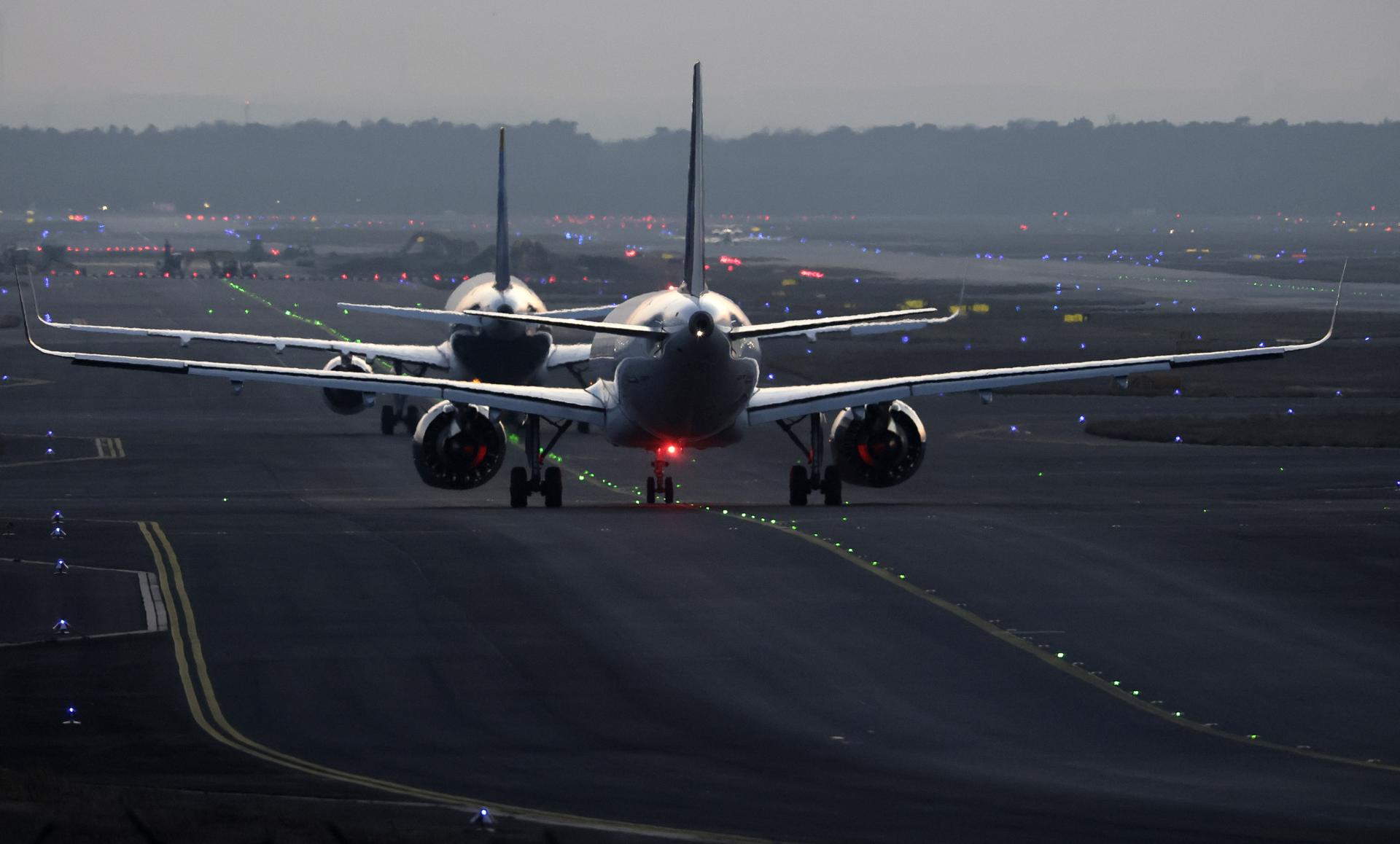 Vista de un avión en el aeropuerto de Fráncfort que mañana hará huelga junto con otros aeródromos alemanes. nia) EFE/EPA/RONALD WITTEK