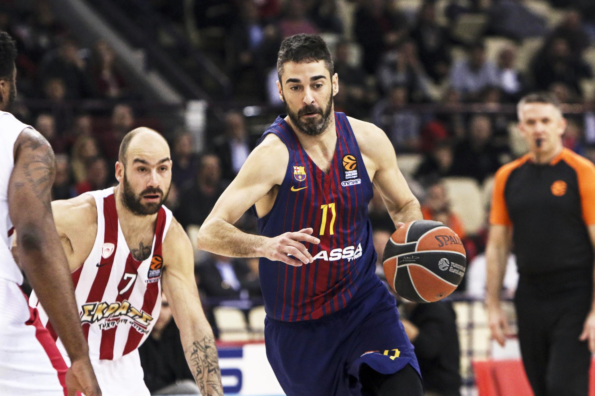 Juan Carlos Navarro (d), en su etapa de jugador del Barcelona, supera a Vassilis Spanoulis, durante un partido de la Euroliga contra el Olympiacos. EFE/GEORGIA PANAGOPOULOU