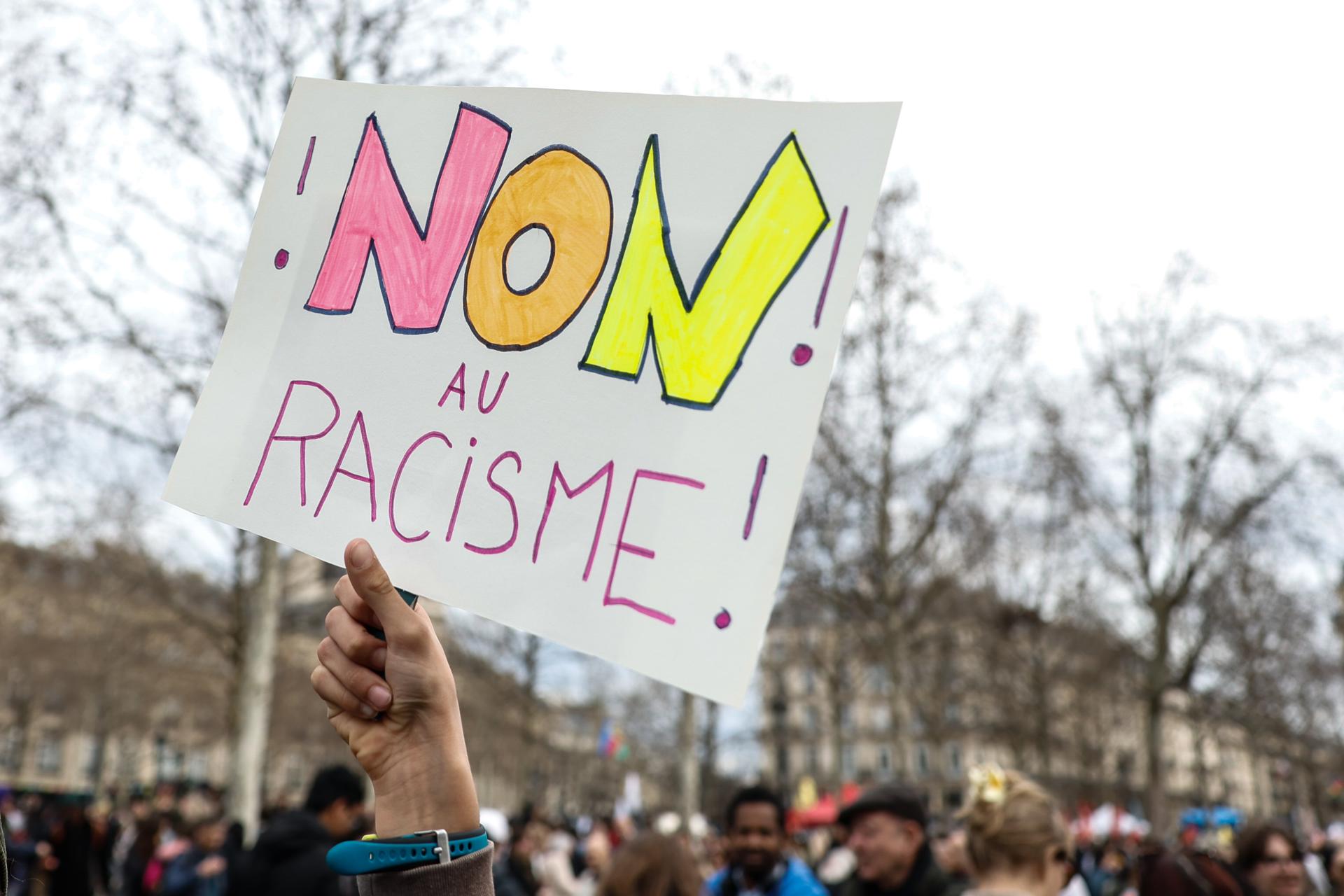 Varias decenas de miles de personas desfilaron este sábado en Francia en un centenar de manifestaciones organizadas por todo el país contra el racismo y que en el caso de París degeneraron en algunos altercados esporádicos. EFE/EPA/MOHAMMED BADRA