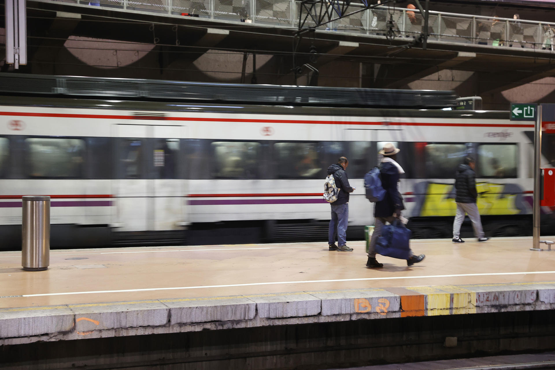 Imagen de archivo de un tren en el andén de una estación. EFE/JP Gandul