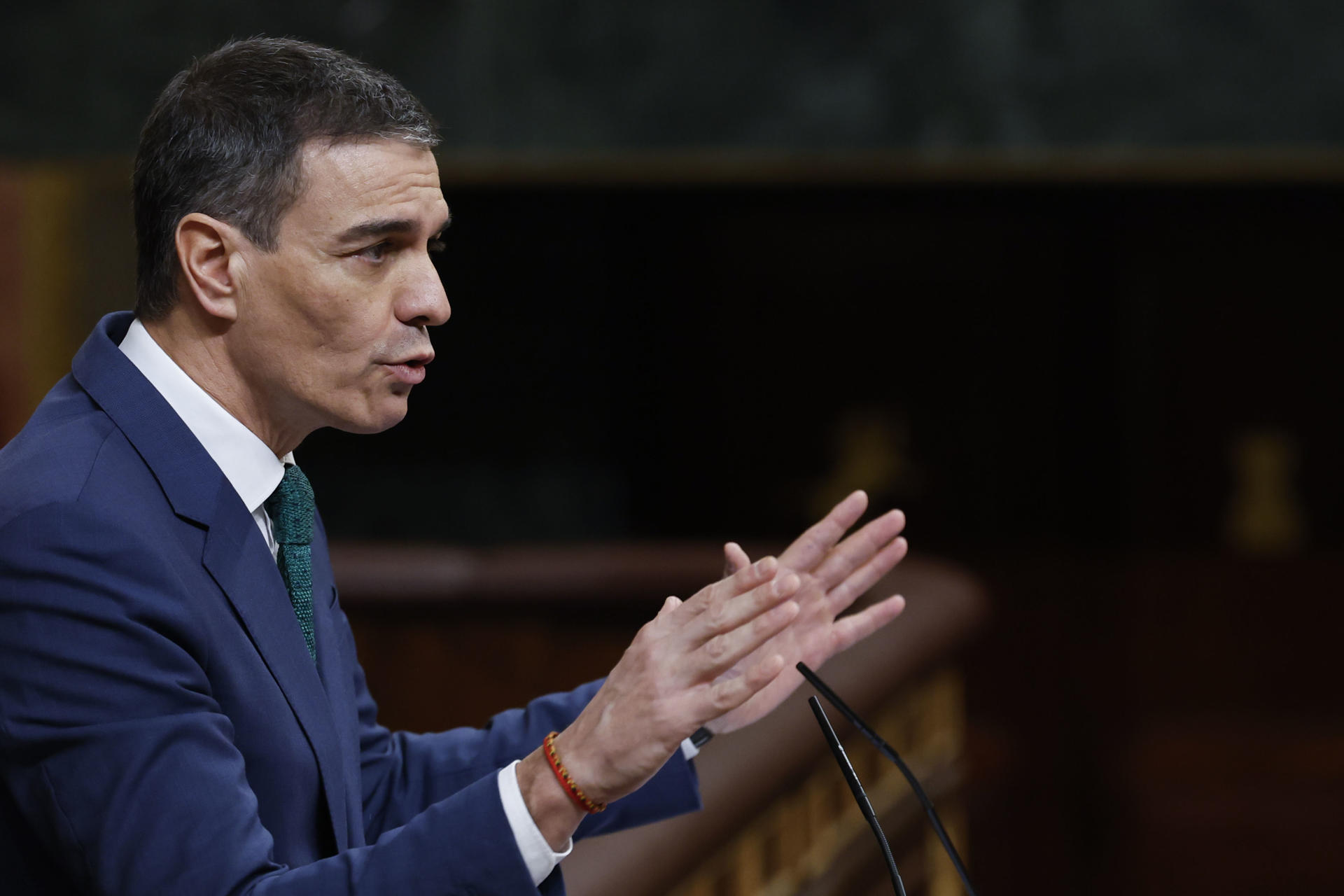 El presidente del Gobierno, Pedro Sánchez, durante su comparecencia a petición propia este miércoles en el Congreso para informar sobre el nuevo escenario geopolítico de la Unión Europea y las conclusiones del Consejo Europeo, y convencer de la necesidad de que España aumente la inversión en defensa. EFE/ Javier Lizón