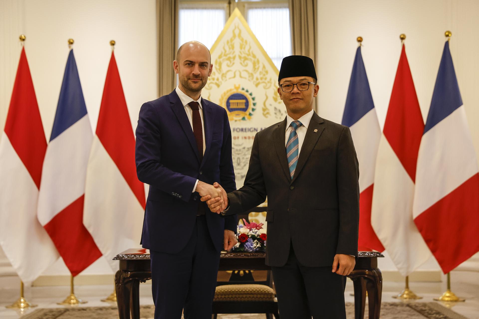 JAKARTA (Indonesia), 26/03/2025.- French Minister for Europe and Foreign Affairs Jean-Noel Barrot (L) shakes hands with Minister of Foreign Affairs of Indonesia Sugiono (R) after a press conference in Jakarta, Indonesia, 26 March 2025. (Francia) EFE/EPA/MAST IRHAM