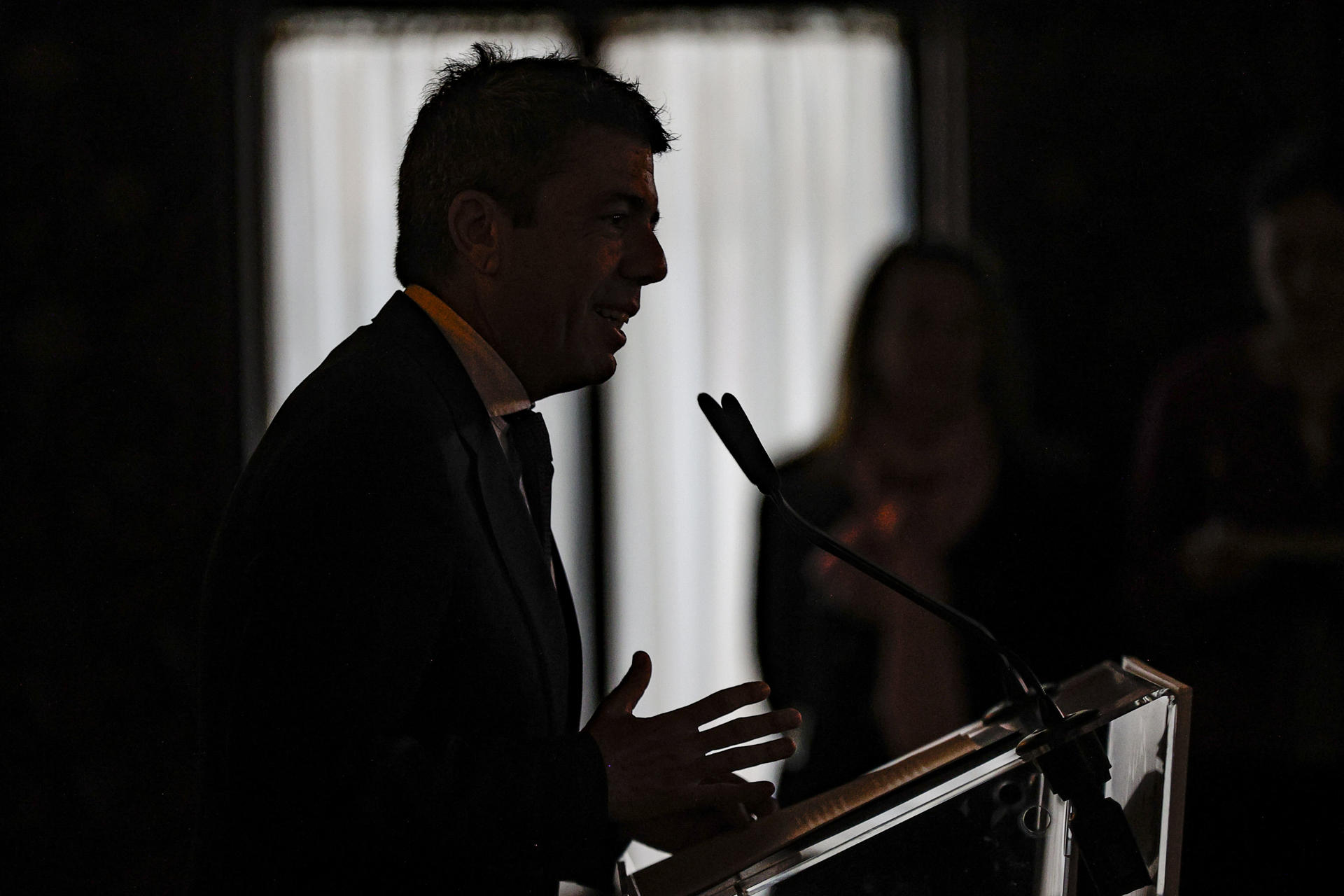 El presidente de la Generalitat Valenciana, Carlos Mazón, preside este jueves la toma de posesión del nuevo presidente del Comité Econòmic i Social (CES) de la comunidad, Fernando Móner. En la imagen, Mazón dirige unas palabras a los asistentes al acto. EFE/Manuel Bruque