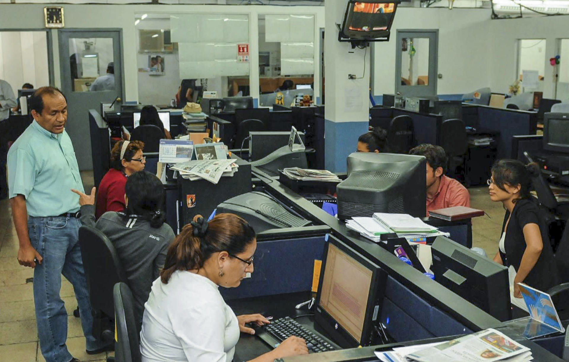 Los periodistas del diario nicaragüense 'La Prensa', cuyo periódico ha sido elegido como uno de los finalistas de los premios rey de España de periodismo en categoría de Medio de Comunicación de Iberoamérica. Defensa de la libertad de expresión, investigaciones sobre violencia machista o contaminación medioambiental de Perú, Brasil, Colombia, Argentina, Venezuela o España, entre los finalistas de los Premios Internacionales Rey de España de Periodismo, unos galardones de referencia en Iberoamérica. EFE/Diario La Prensa SOLO USO EDITORIAL/SOLO DISPONIBLE PARA ILUSTRAR LA NOTICIA QUE ACOMPAÑA (CRÉDITO OBLIGATORIO)SOLO USO EDITORIAL/SOLO DISPONIBLE PARA ILUSTRAR LA NOTICIA QUE ACOMPAÑA (CRÉDITO OBLIGATORIO)