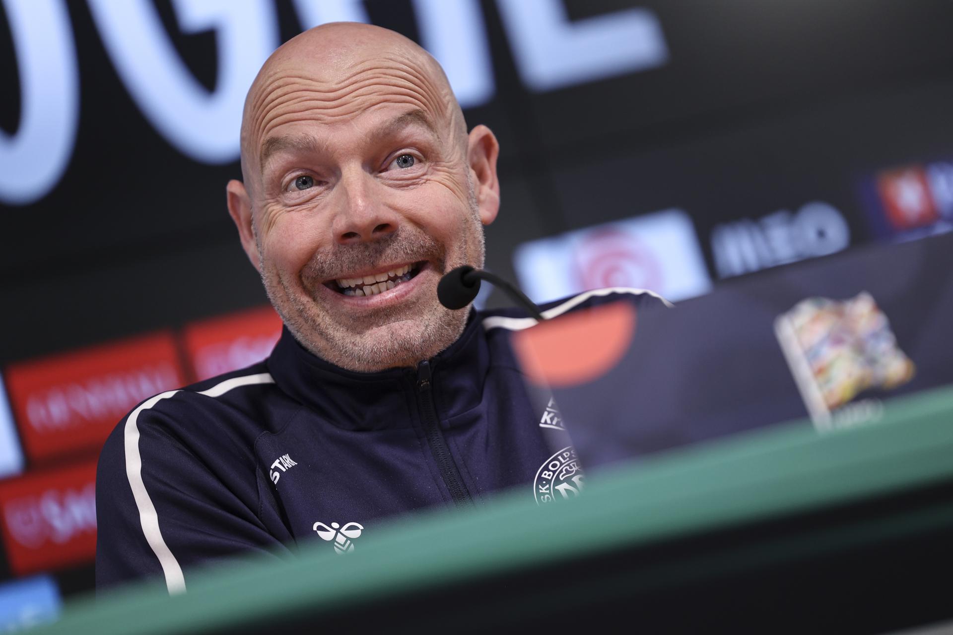 El entrenador danés Brian Riemer en conferencia de prensa en Lisboa antes del duelo de vuelta de cuartos de la Liga de Naciones. EFE/EPA/MIGUEL A. LOPES