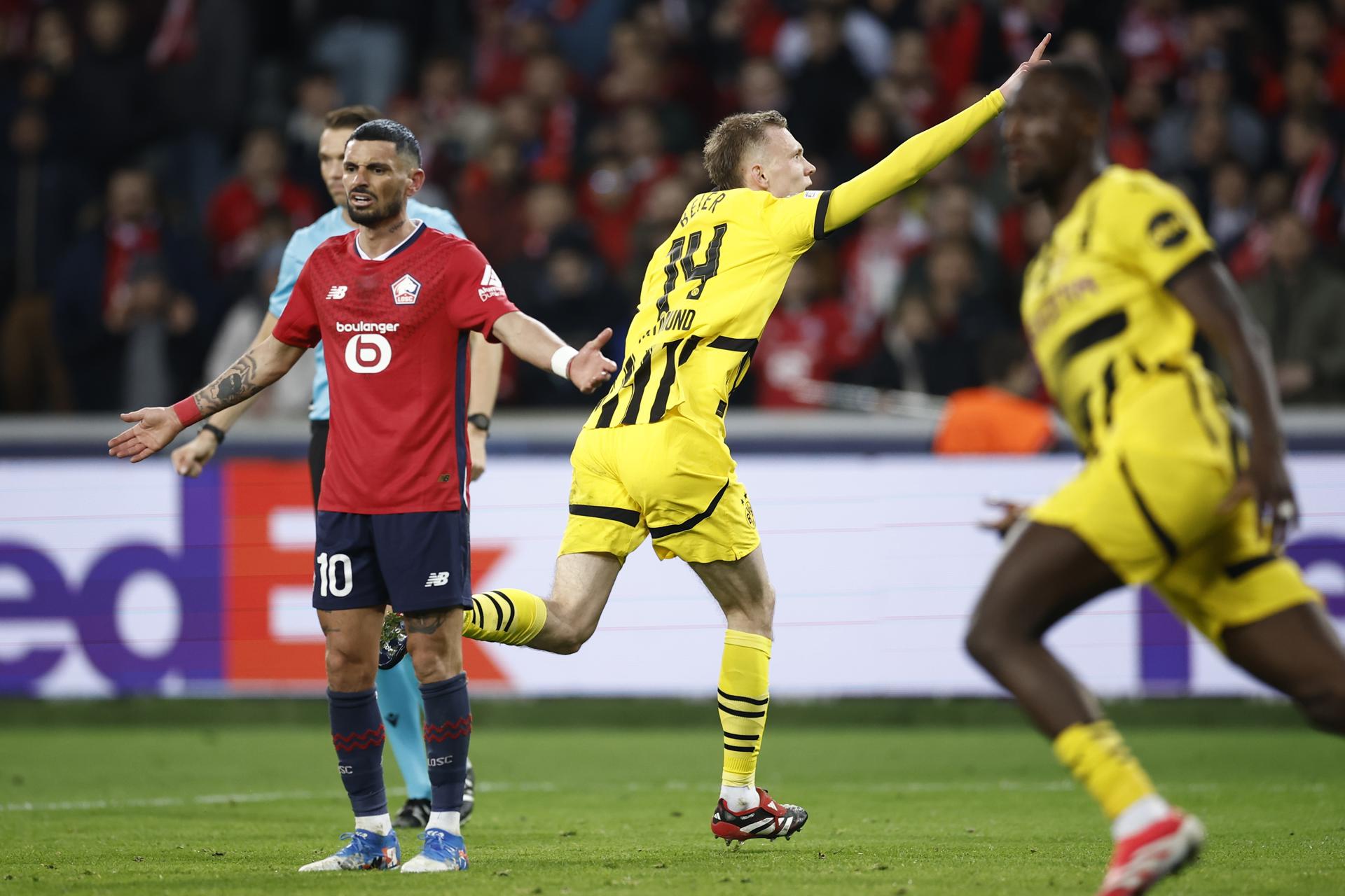 El jugador del Dortmund Maximilian Beier (C) celebra el 1-2 con sus compañeros durante el partido de vuelta de octavos de final de la UEFA Champions League que han jugado OSC Lille y Borussia Dortmund, en Lille, Francia. EFE/EPA/YOAN VALAT