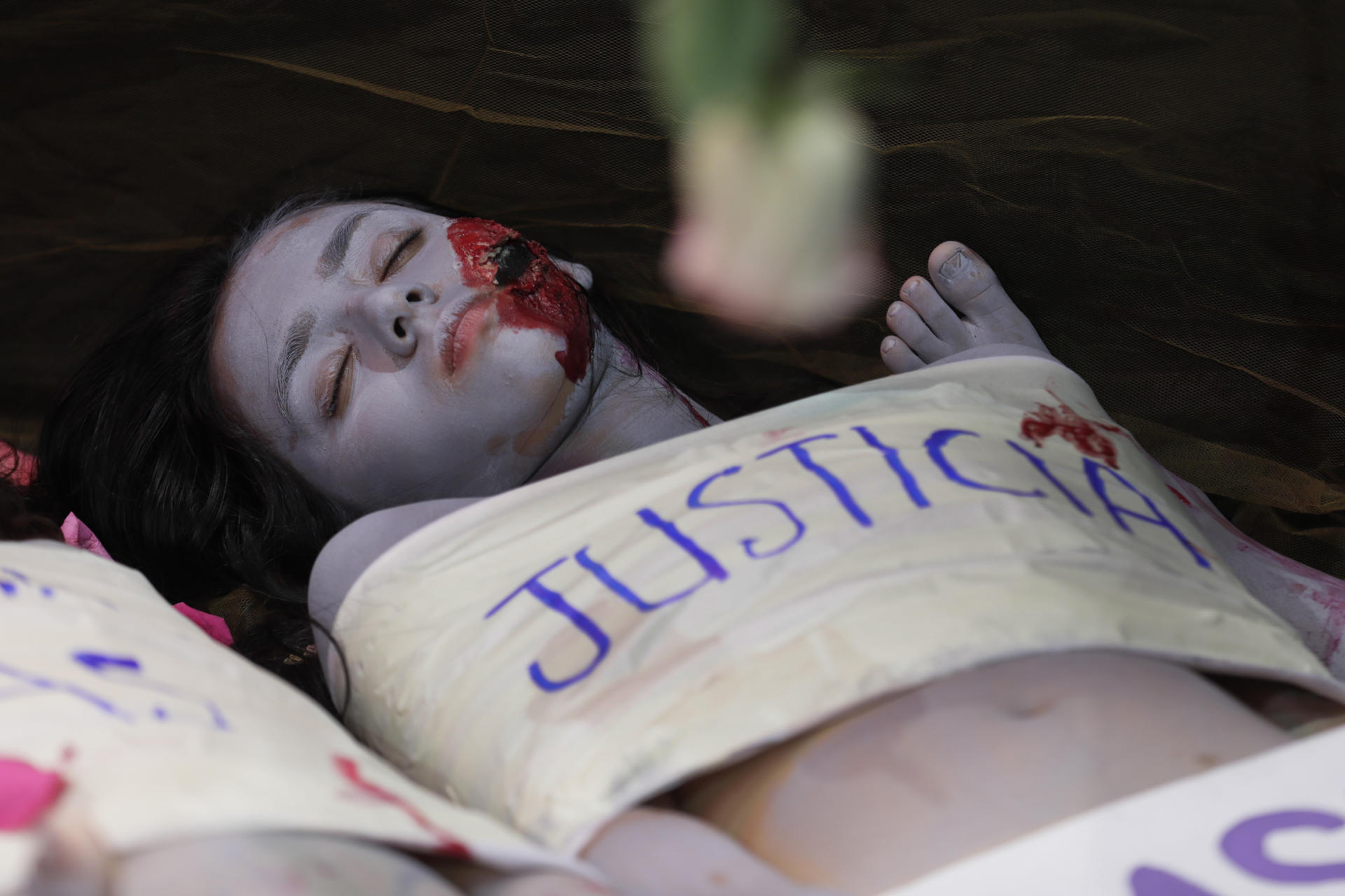 Una integrante del colectivo Palma de Vino presenta un cuadro vivo titulado Que ser mujer no nos cueste la vida, en el Centro Nacional de las Artes Delia Zapata, este 8 de marzo de 2025, en Bogotá (Colombia). EFE/ Carlos Ortega