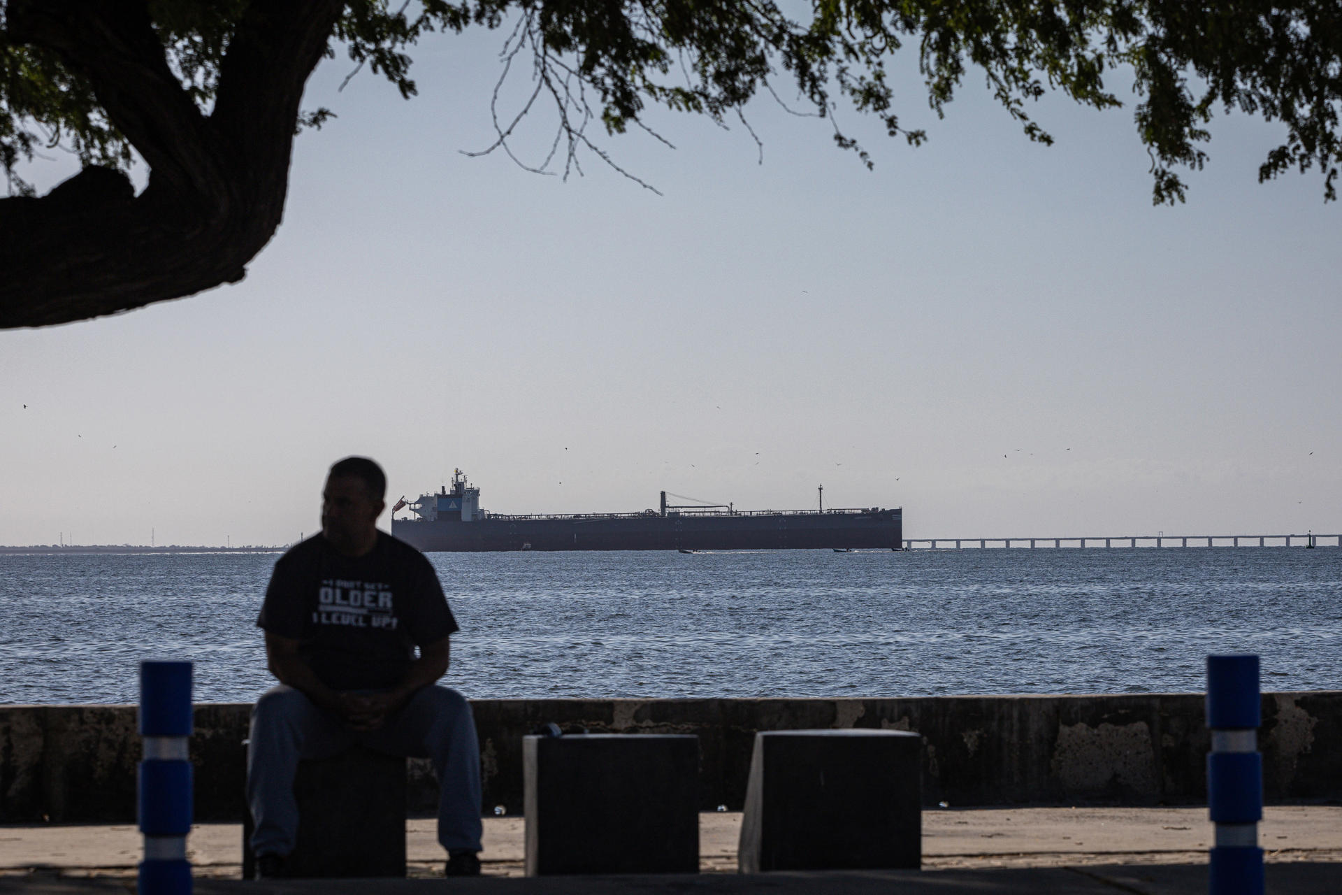 Fotografía de archivo donde se observa un buque carguero de petróleo en el lago de Maracaibo (Venezuela). EFE/ Henry Chirinos