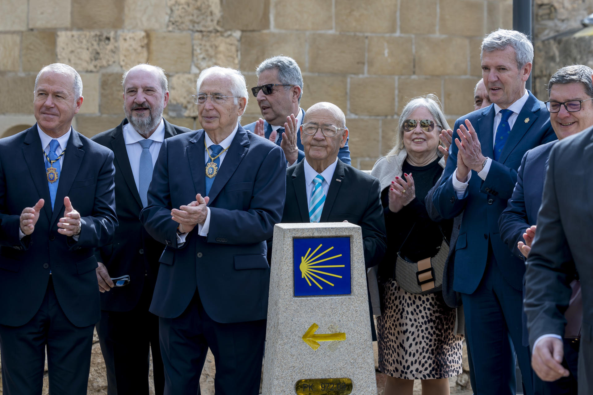 El presidente de la Xunta de Galicia, Alfonso Rueda (2d) junto al de Melilla, Juan José Imbroda (3i), tras descubrir el hito kilométrico de la Vía Rusadir, el primer Camino de Santiago en África, durante el acto institucional del 250 aniversario del Levantamiento del Sitio. EFE/ Jose Manuel Giner Gutierrez