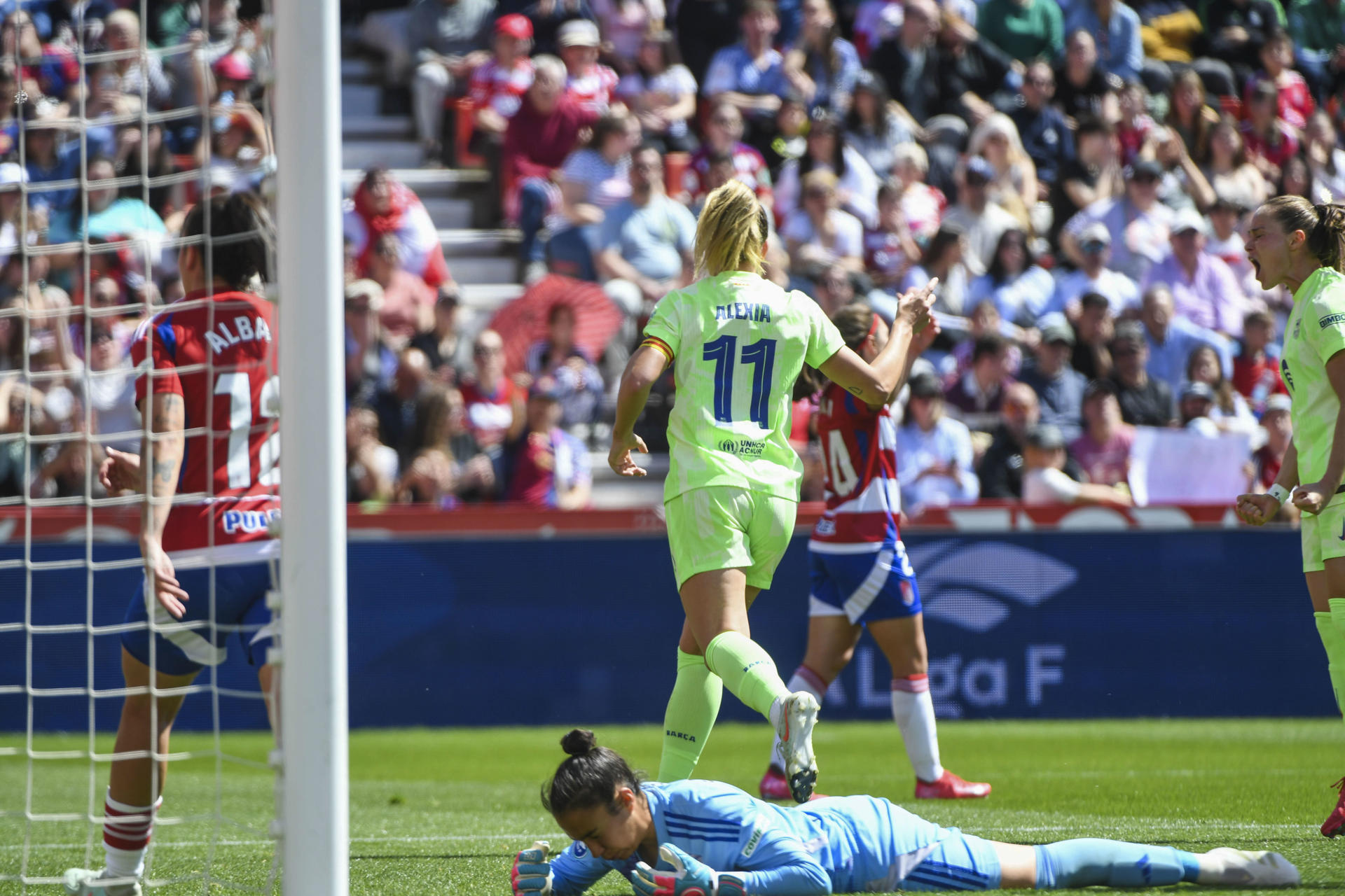 La delantera del FC Barcelona Alexia Putellas celebra su gol marcado al Granada durante el partido correspondiente a la jornada 24 de la Liga F, este domingo en el estadio de Los Cármenes de Granada. EFE/Miguel Ángel Molina