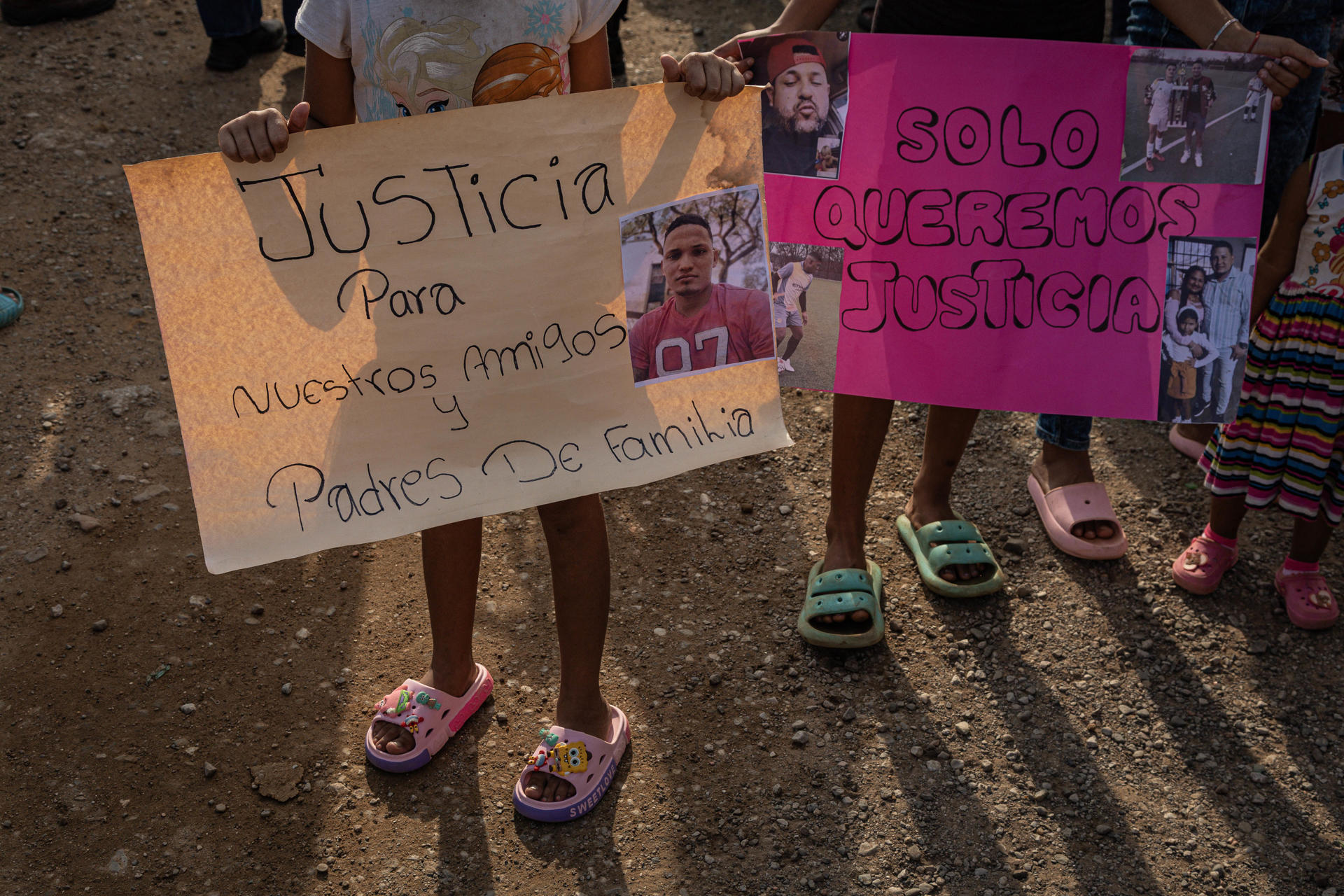 Familiares de los venezolanos deportados a El Salvador participan en una protesta en el barrio Los Pescadores, en Maracaibo (Venezuela). EFE/ Henry Chirinos