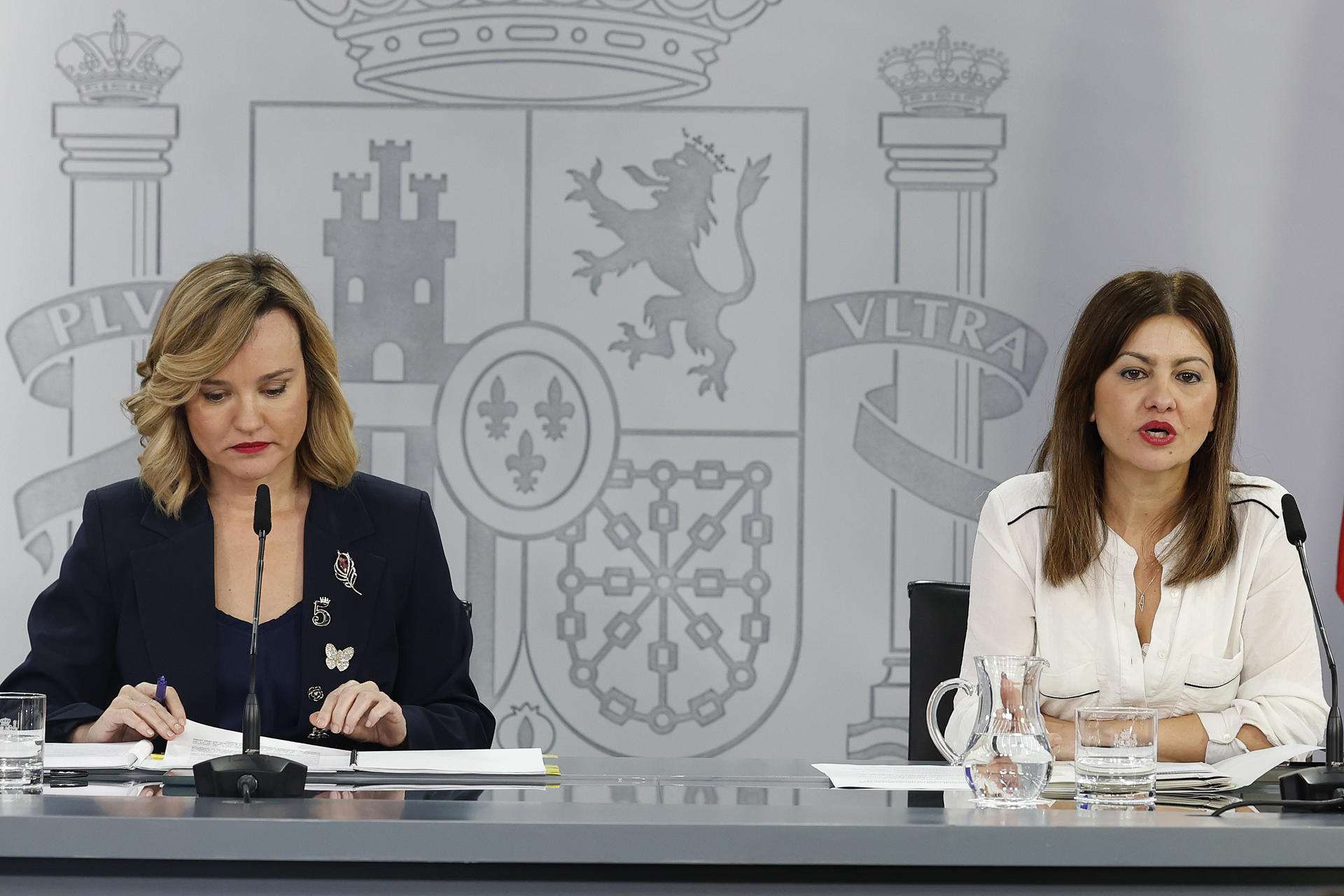 La ministra de Educación y portavoz del Gobierno, Pilar Alegría (i) y la ministra de Juventud e Infancia, Sira Rego (d) durante la rueda de prensa tras el Consejo de Ministros celebrado este martes en el Palacio de La Moncloa, Madrid. EFE/JP Gandul