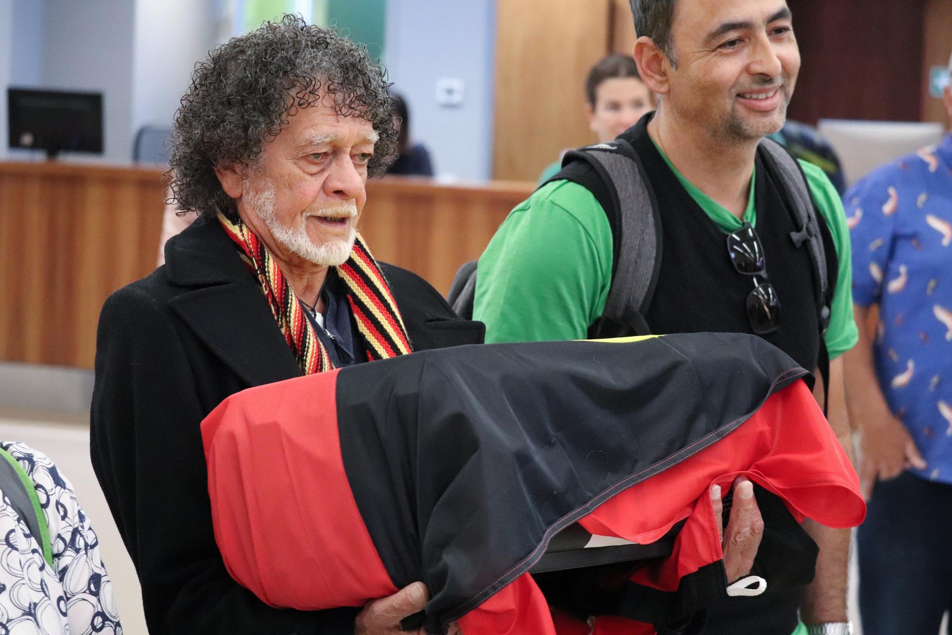 Un representante de los aborígenes de Tasmania, sur de Australia, porta los restos mortales de un joven indígena a su regreso al país tras pasar más de 170 años en Reino Unido.
EFE/EPA/ETHAN JAMES AUSTRALIA AND NEW ZEALAND OUT