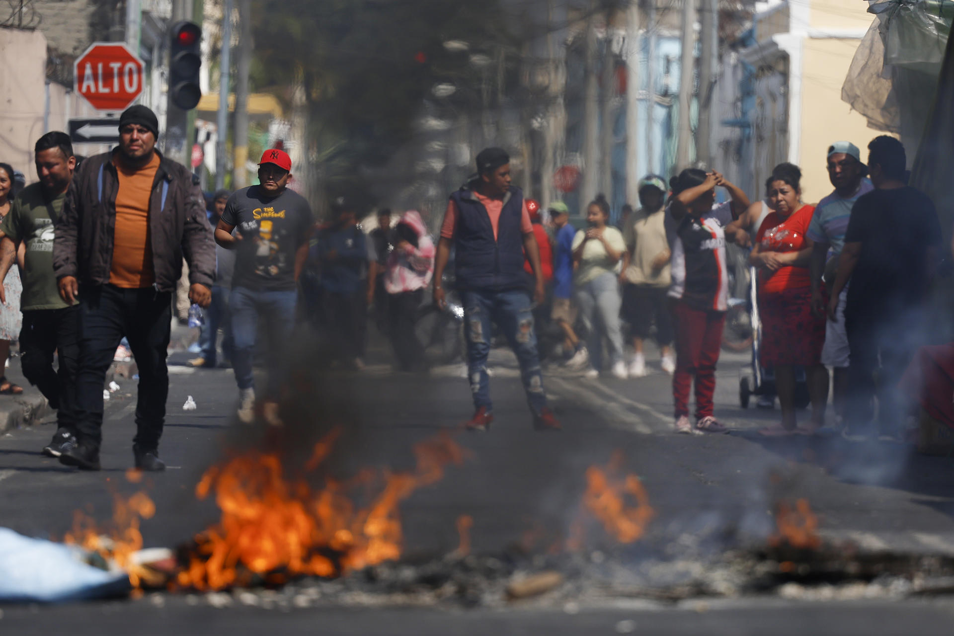 Personas bloquean una calle durante una protesta este 19 de marzo de 2025, en Ciudad de Guatemala (Guatemala). EFE/ David Toro