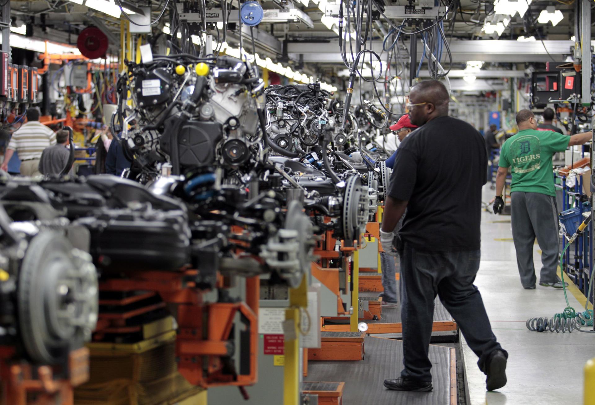 Fotografía de archivo en la que se registró una vista general de una línea de ensamblaje de la automotriz estadounidense Chrysler, en Detroit (Michigan, EE.UU.). EFE/Jeff Kowalsky