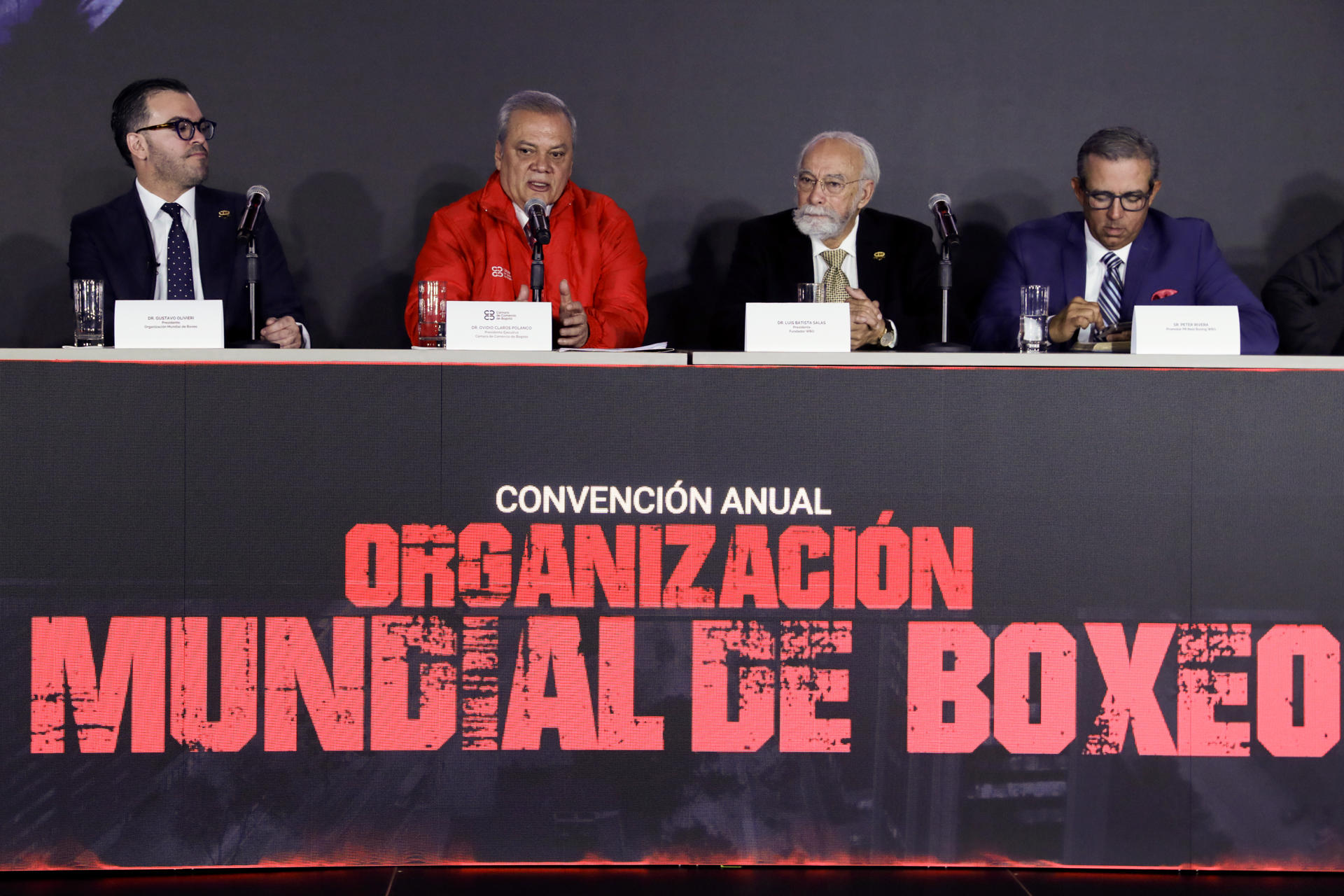 El presidente ejecutivo de la Cámara de Comercio de Bogotá, Ovidio Claros (2i), habla durante el lanzamiento de la Convención Mundial de la Organización Mundial de Boxeo (WBO) en Bogotá (Colombia). EFE/ Carlos Ortega