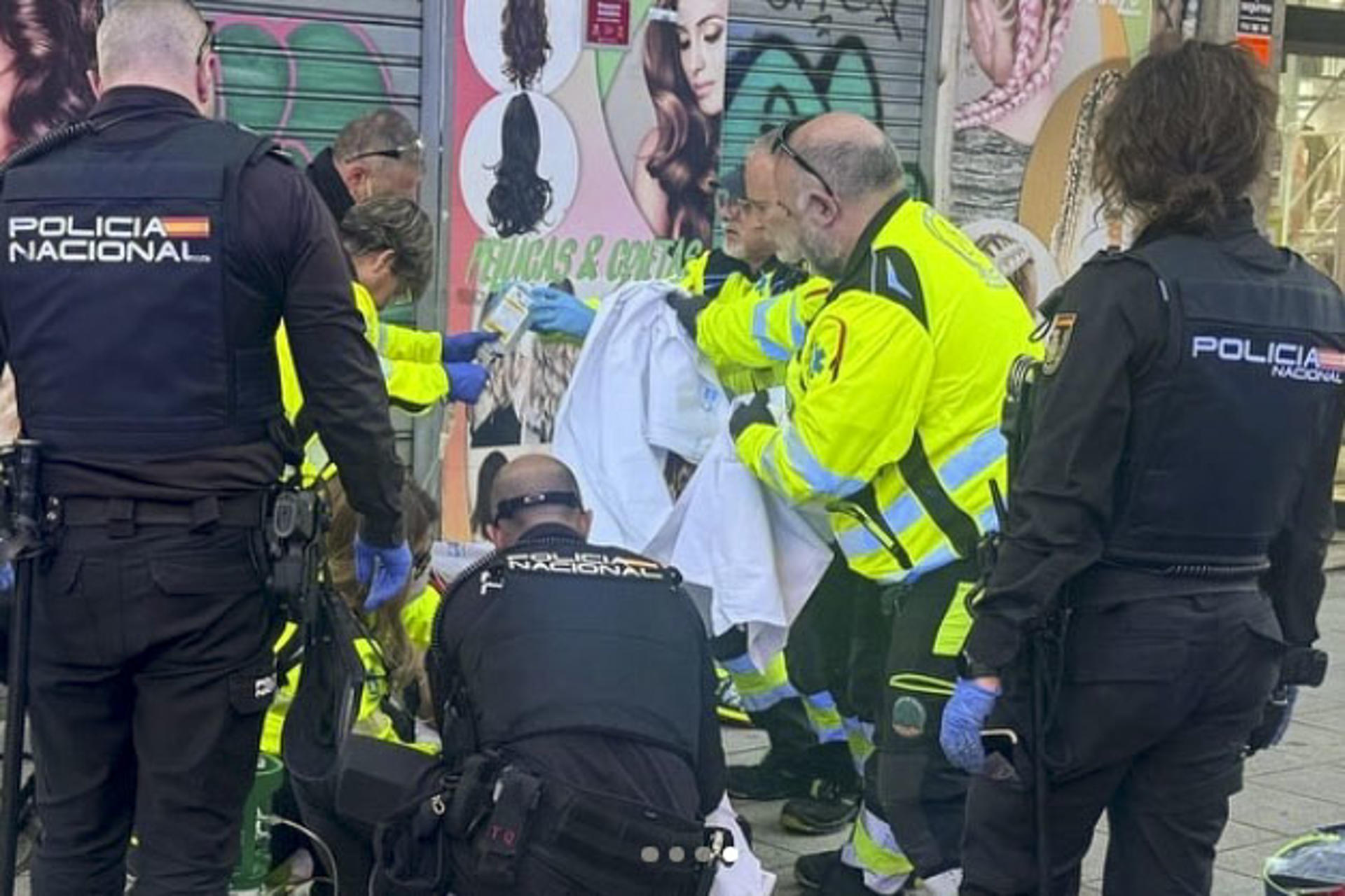 Un joven de 27 años ha resultado este domingo herido grave de dos cuchilladas en el cuello en el madrileño barrio de Vallecas, han informado los servicios de emergencias. El suceso ha ocurrido poco antes de las 20:00 horas a la altura del número 68 de la Avenida de la Albufera (Puente de Vallecas). EFE/Ayuntamiento de Madrid -SOLO USO EDITORIAL/SOLO DISPONIBLE PARA ILUSTRAR LA NOTICIA QUE ACOMPAÑA (CRÉDITO OBLIGATORIO)-