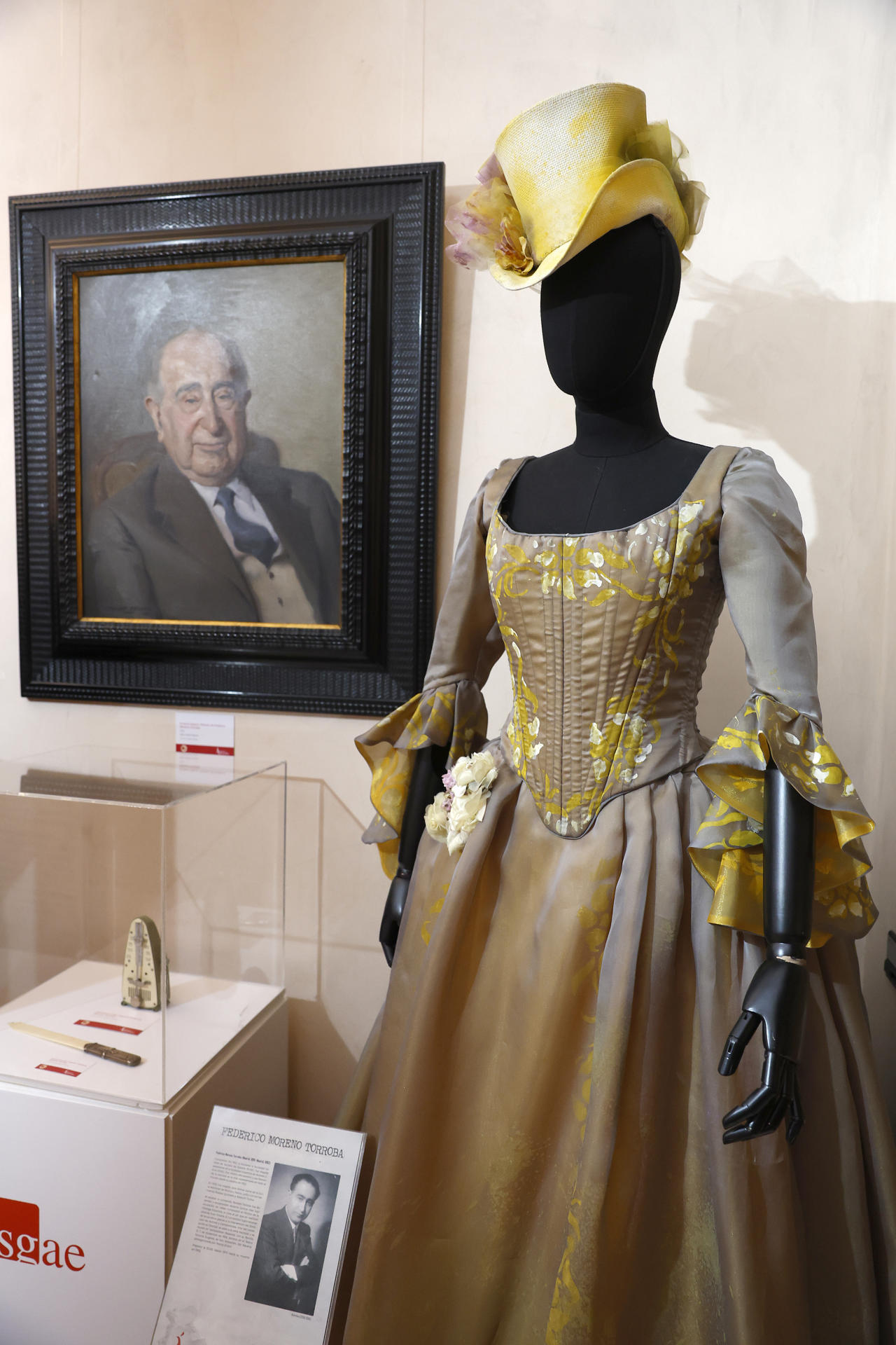 Varios de los objetos que se pueden ver en la exposición ‘Ángeles y demonios’, con la que la SGAE quiere honrar a sus socios represaliados por motivos políticos desde 1932 a 1945, este martes en Madrid. La muestra se podrá visitar del 11 de marzo al 22 de abril en la sede madrileña de SGAE. EFE/ J.P.Gandul