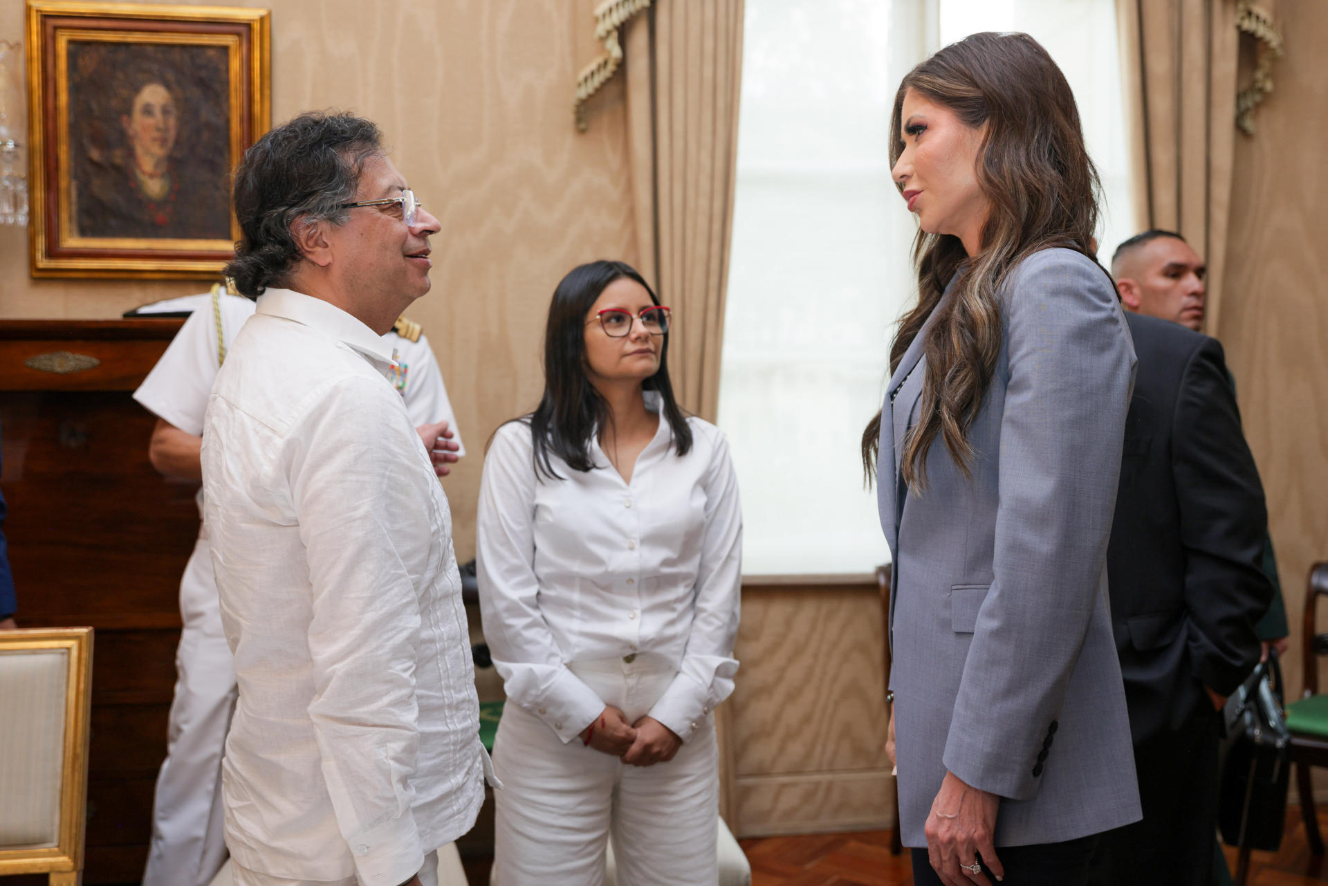 Fotografía cedida por la Presidencia de Colombia del mandatario, Gustavo Petro, junto a la secretaria de Seguridad Nacional de Estados Unidos, Kristi Noem, este jueves en Bogotá (Colombia). EFE/Presidencia De Colombia/
