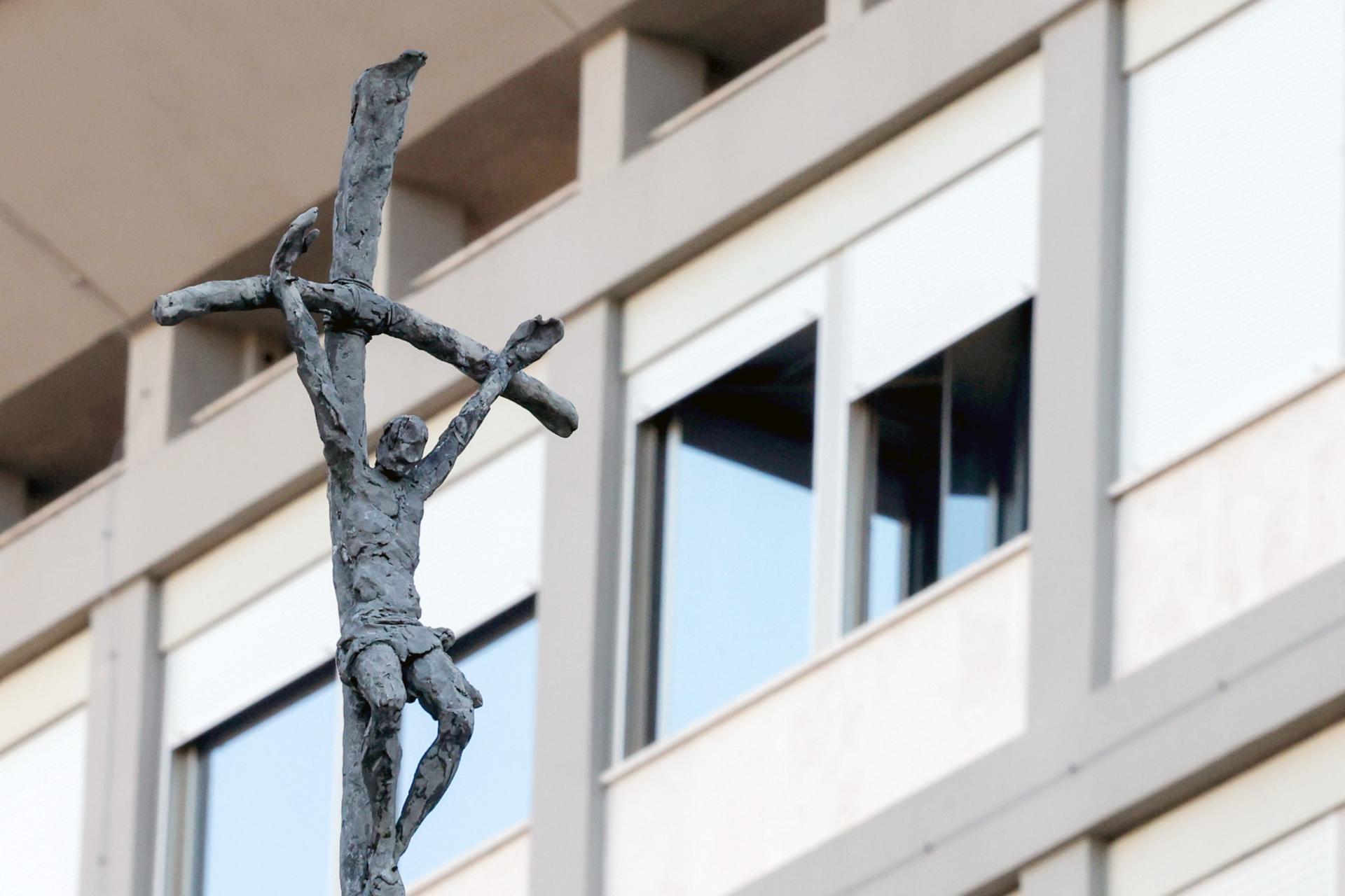 Una vista exterior del Hospital Agostino Gemelli donde el Papa Francisco continúa sus tratamientos por neumonía bilateral, en Roma, Italia, 06 de marzo de 2025. El papa fue ingresado en el hospital el 14 de febrero debido a una infección en las vías respiratorias. (Papa, Italia, Roma) EFE/EPA/GIUSEPPE LAMI