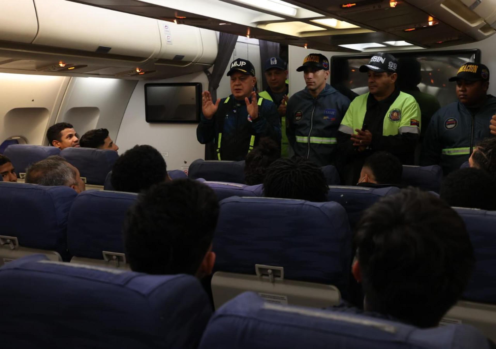 Fotografía cedida por Prensa del Ministerio de Interior, Justicia y Paz, donde se observa al ministro de esa cartera, Diosdado Cabello, hablar con personas dentro de un avión en el Aeropuerto Internacional Simón Bolívar, en La Guaira (Venezuela). EFE/ Prensa del Ministerio para Interior, Justicia y Paz