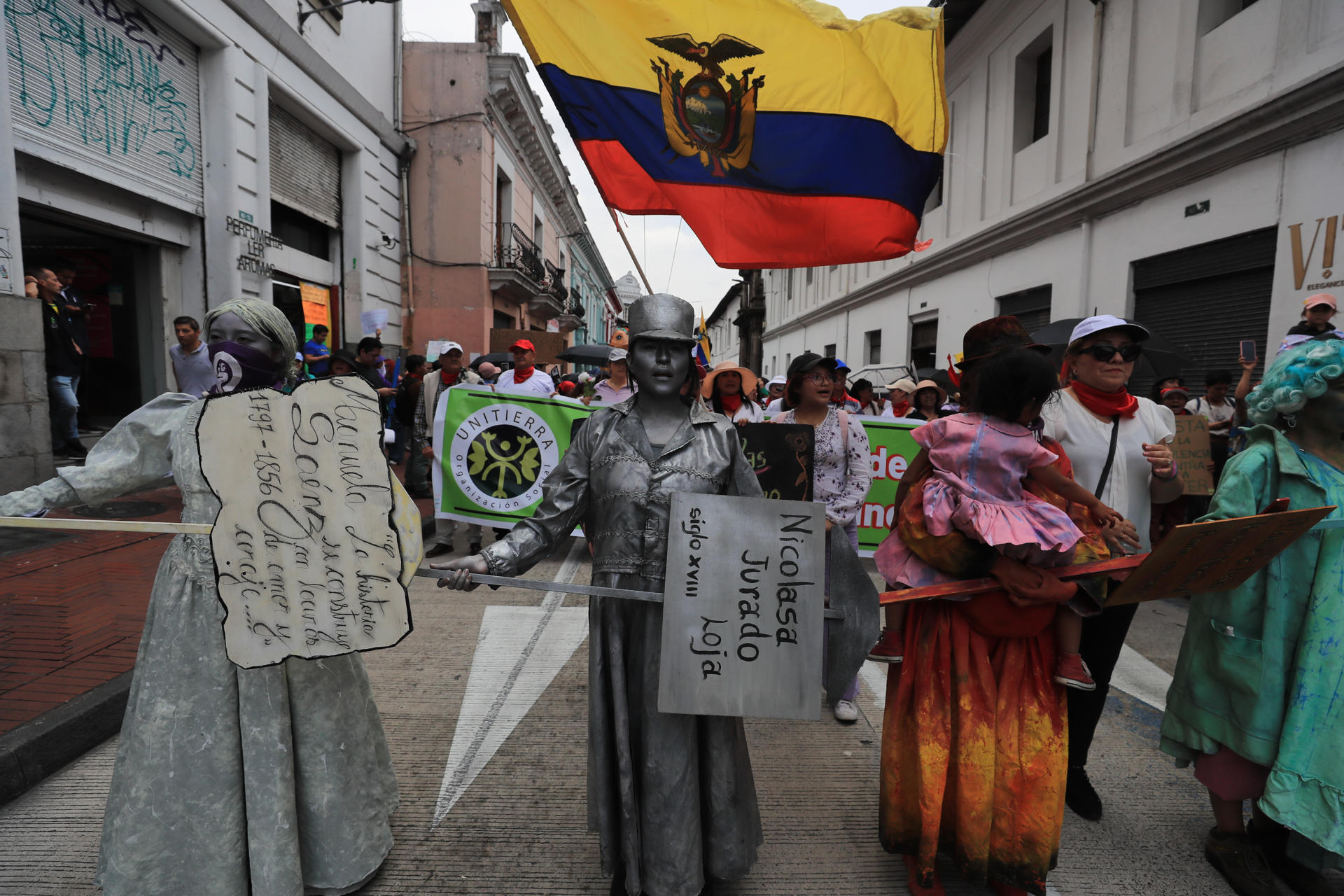 Mujeres participan en una manifestación en el marco del Día Internacional de la Mujer este sábado, en Quito (Ecuador). EFE/ José Jácome
