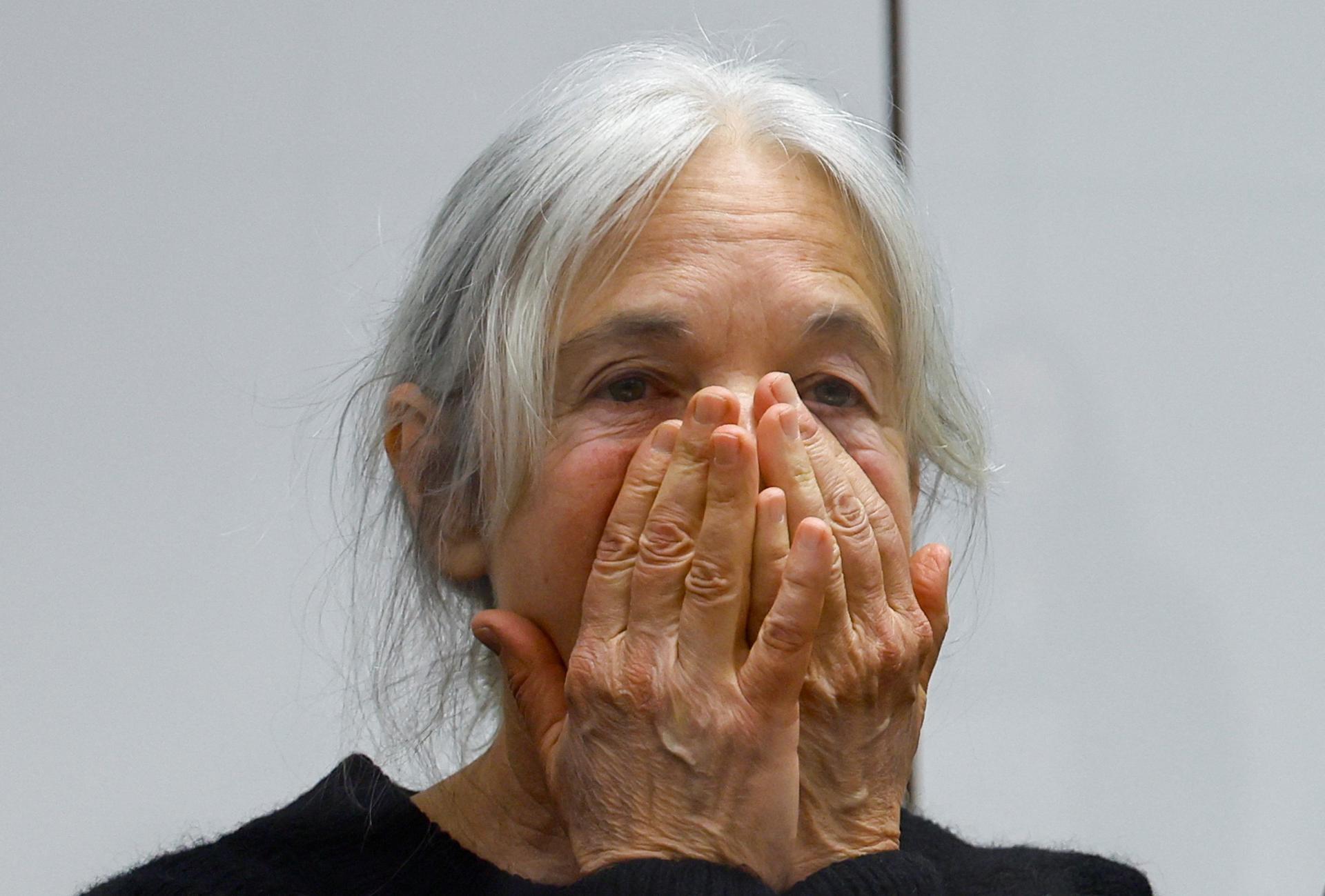 - Daniela Klette, una supuesta exmiembro de la Facción del Ejército Rojo (RAF), reacciona el día de su juicio en un tribunal regional en Celle, Alemania, 25 de marzo de 2025. Daniela Klette, de 65 años, acusada de ser miembro de la Facción del Ejército Rojo (RAF), fue arrestada el 26 de febrero en Berlín tras más de 30 años prófuga por delitos, incluyendo robo a mano armada e intento de asesinato, cometidos en la década de 1990. (Alemania) EFE/EPA/WOLFGANG RATTAY / POOL