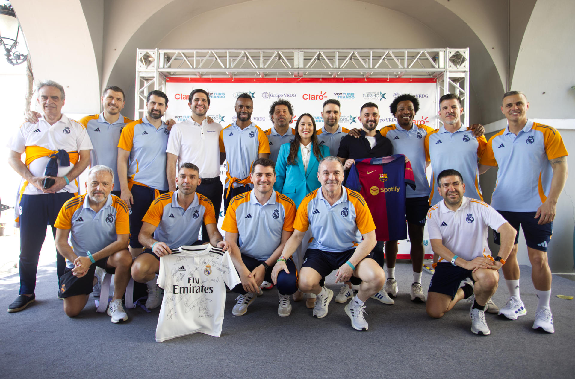 La directora de la Compañía de Turismo de Puerto Rico, Willianette Robles (6d); el presidente ejecutivo y fundador del Grupo VRDG, Julio Cabral (4i), y el exjugador del Barcelona, David Villa (4d) posan con los exjugadores del Real Madrid durante rueda de prensa en la sede de la Compañía de Turismo de Puerto Rico en San Juan (Puerto Rico). EFE/Thais Llorca