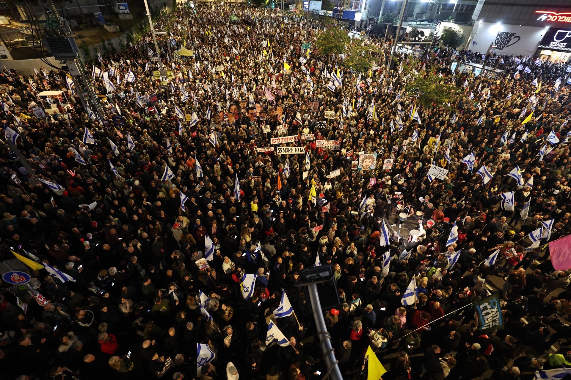 TEL AVIV 22/03/2025.- Decenas de miles de personas se manifestaron este jueves en la plaza Habima de Tel Aviv y sus alrededores, según las estimaciones de la prensa nacional, para exigir el retorno inmediato de los 59 rehenes que siguen en Gaza y protestar en defensa de la democracia en Israel tras la destitución del jefe del servicio de inteligencia interior nacional (Shin Bet), Ronen Bar. EFE/EPA/ATEF SAFADI