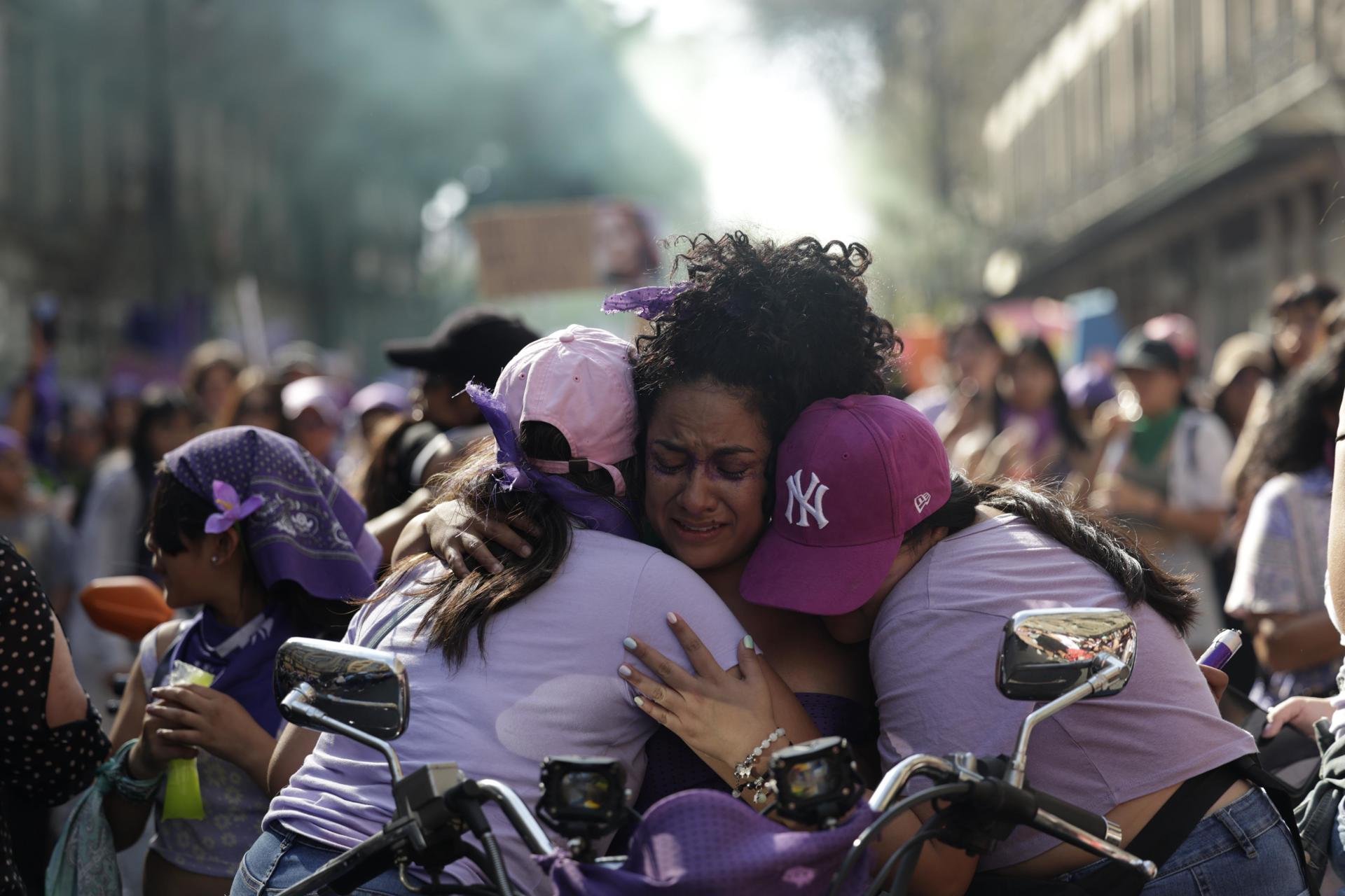 Mujeres prenden una fogata durante una marcha en el marco del Día Internacional de la Mujer este 8 de marzo de 2025, en Ciudad de México (México). EFE/ Sáshenka Gutiérrez