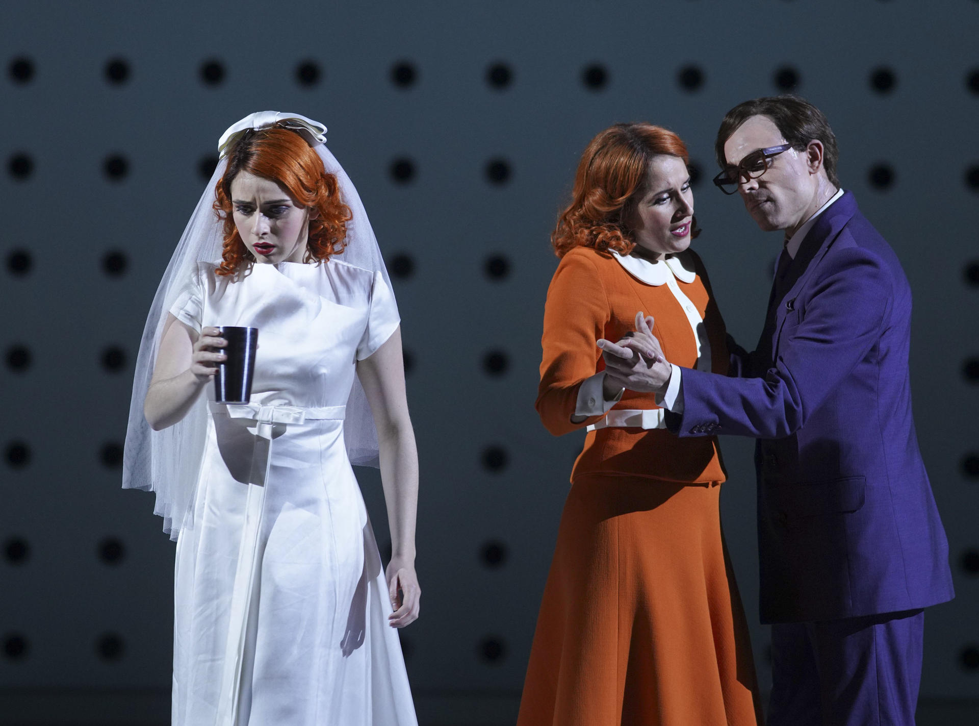 Clara Navarro (bailarina), la soprano Sara Blanch (Aspasia), e Iván Delgado (bailarina), durante la representación de "Mitridate, re di Ponto" de Wolfgang Amadeus Mozart , nueva producción del Teatro Real en coproducción con la Ópera de Frankfurt, Gran Teatre del Liceu de Barcelona y Teatro San Carlo de Nápoles, en el Teatro Real en Madrid.-EFE/ © Javier Del Real / Teatro Real ***SOLO USO EDITORIAL/SOLO DISPONIBLE PARA ILUSTRAR LA NOTICIA QUE ACOMPAÑA (CRÉDITO OBLIGATORIO)***