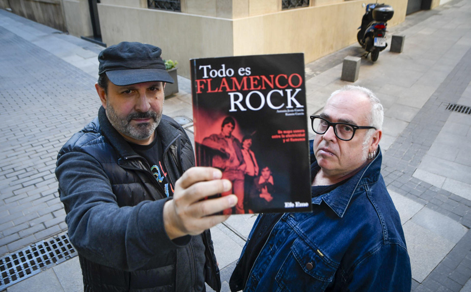 ¿Existe el flamenco rock? Aunque parezca paradójico, el libro 'Todo es flamenco rock' (Efe Eme), de Antonio Jesús García (d) y Ramón García (i), sugiere que en realidad no existe como género, aunque curiosamente esta obra es un viaje por una realidad musical que rebosa vitalidad. EFE / Carlos Barba