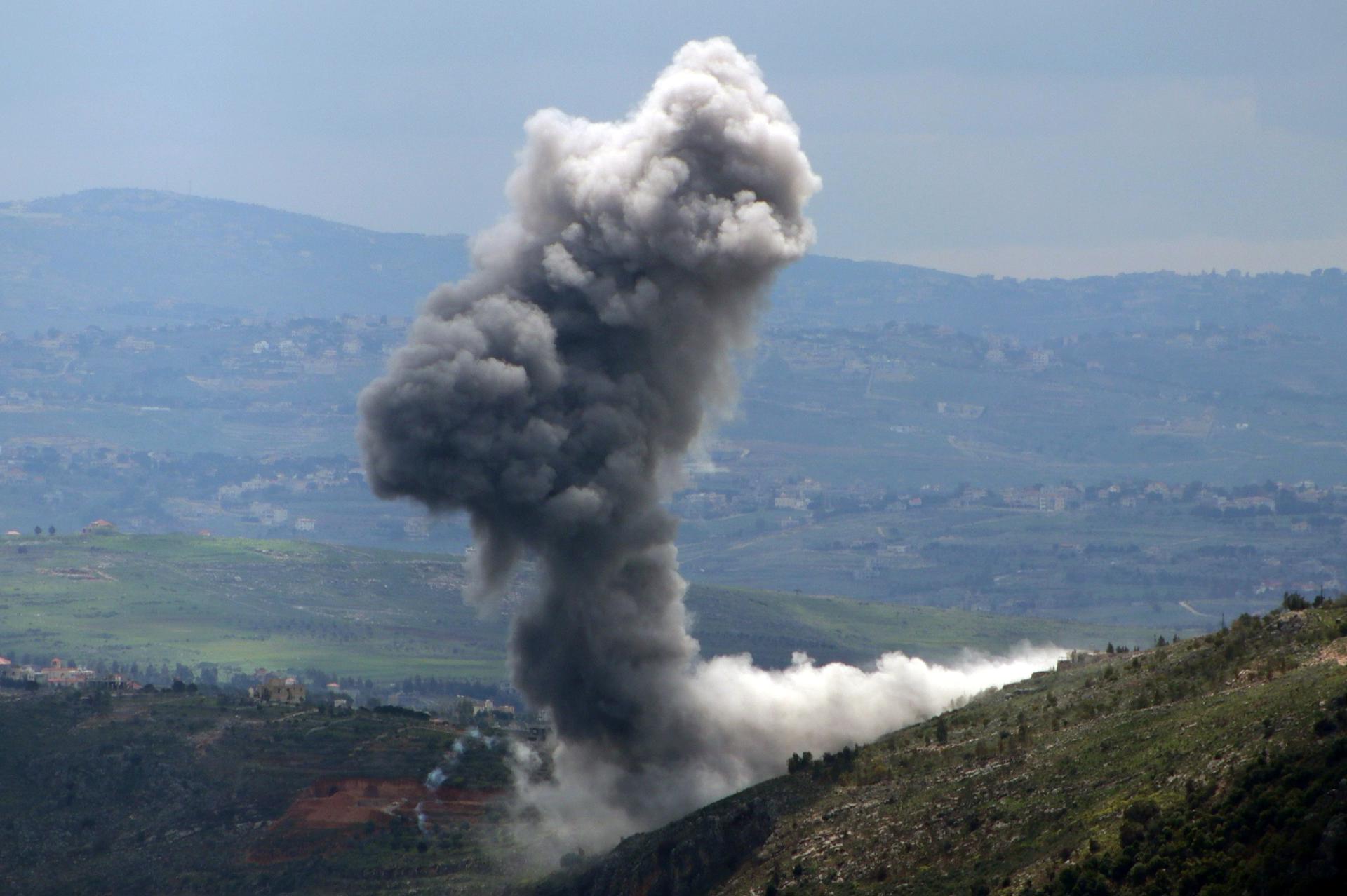 MARJAAYOUN (Lebanon), 22/03/2025.- El humo se eleva desde la localidad libanesa de Yohmor Al Sharif tras el bombardeo del Ejército de Israel. (Líbano) EFE/EPA/STRINGER