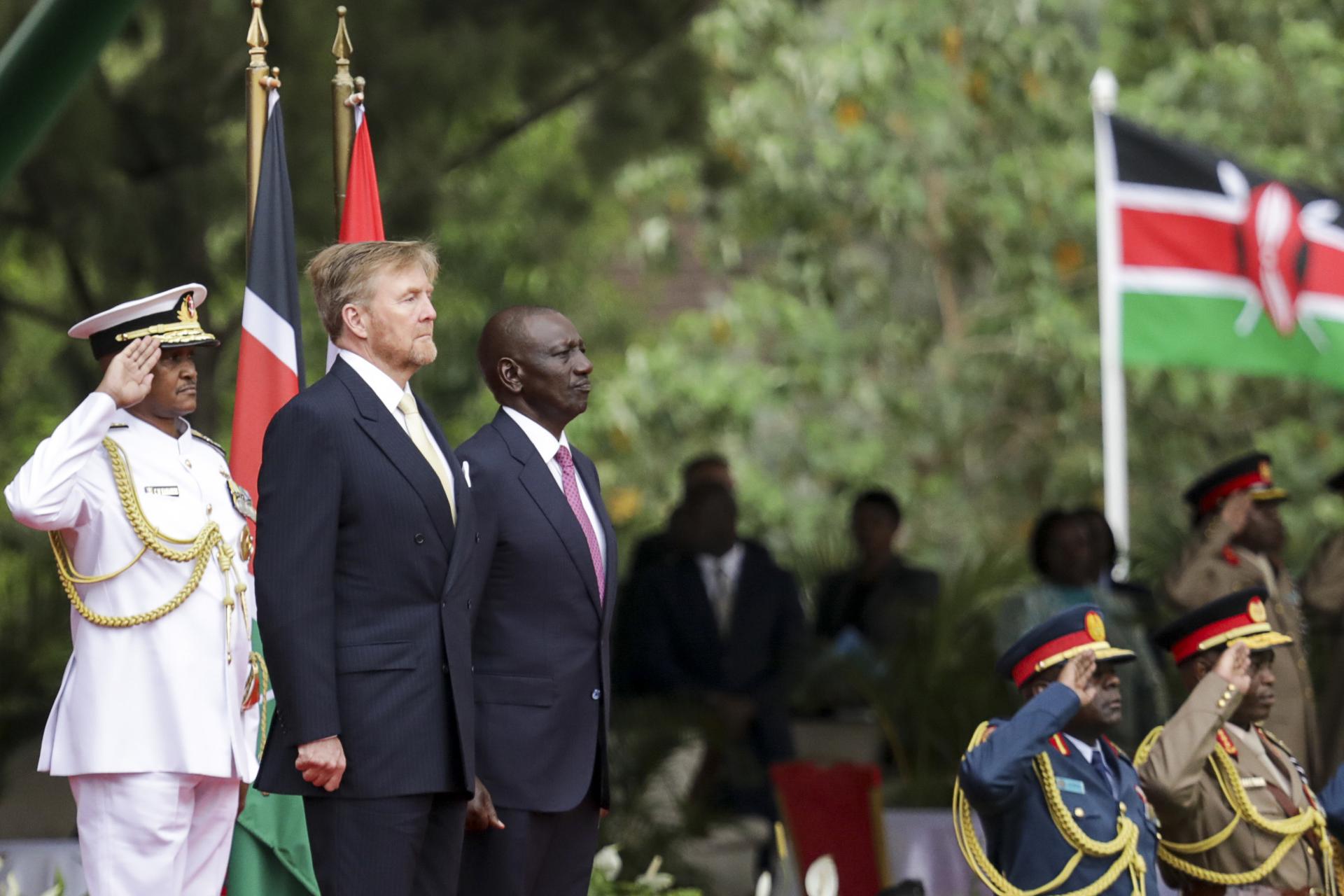 El rey de Países Bajos Guillermo Alejandro (2-I) y el presidente de Kenia, William Ruto (3-I), escuchan los himnos nacionales tras la llegada del primero a la Casa de Estado en Nairobi, Kenia, el 18 de marzo de 2025. EFE/EPA/DANIEL IRUNGU
